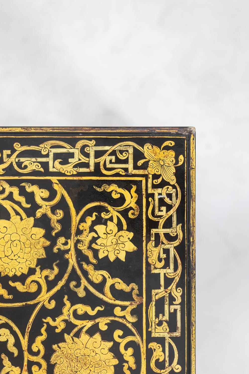 Lacquer coffee table enhanced with floral motifs. Circa 1900. For Sale 2