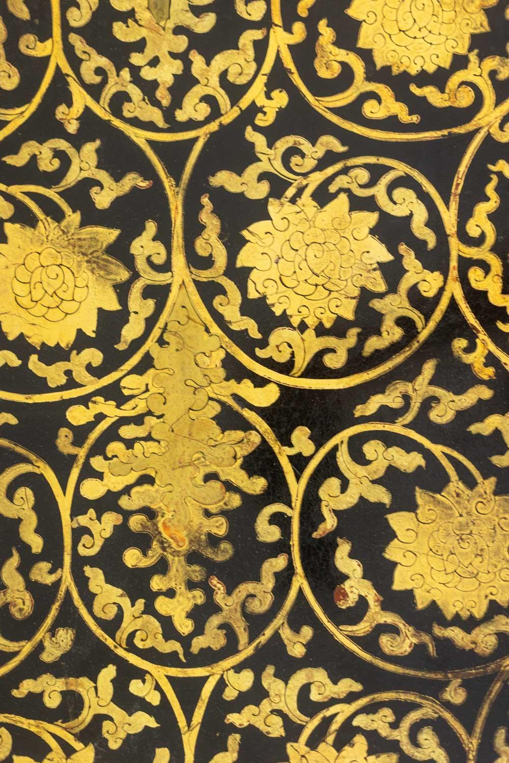 Lacquer coffee table enhanced with floral motifs. Circa 1900. For Sale 3