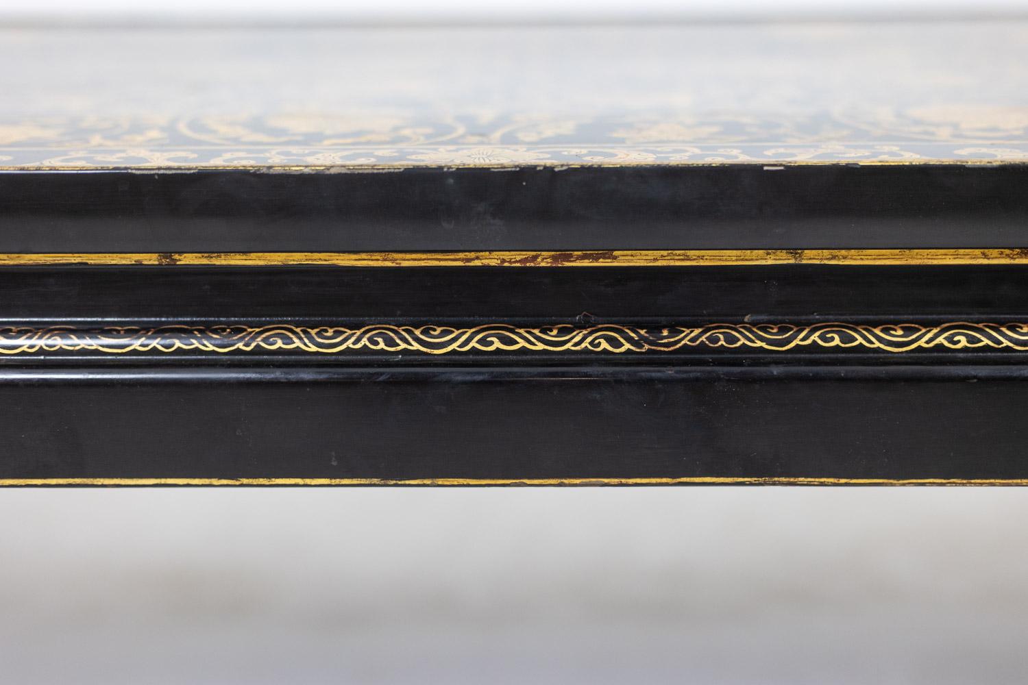 Lacquer coffee table enhanced with floral motifs. Circa 1900. For Sale 4