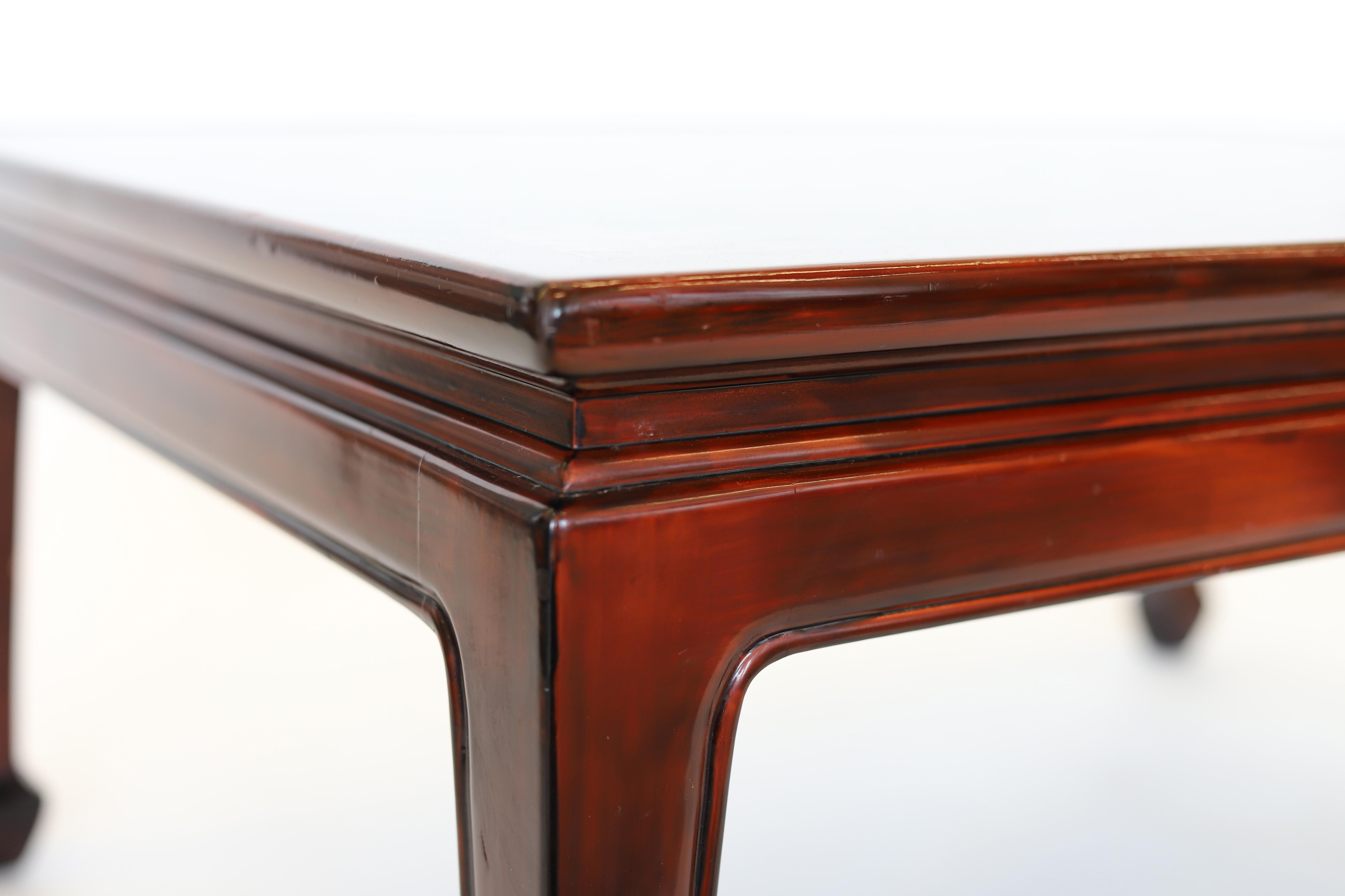 Une table basse fabriquée à la main par Gracie, l'entreprise familiale fondée en 1898 et connue pour ses antiquités, ses papiers peints peints à la main et ses meubles en laque de cajou sur mesure.

Cette table a été fabriquée dans les années 1990