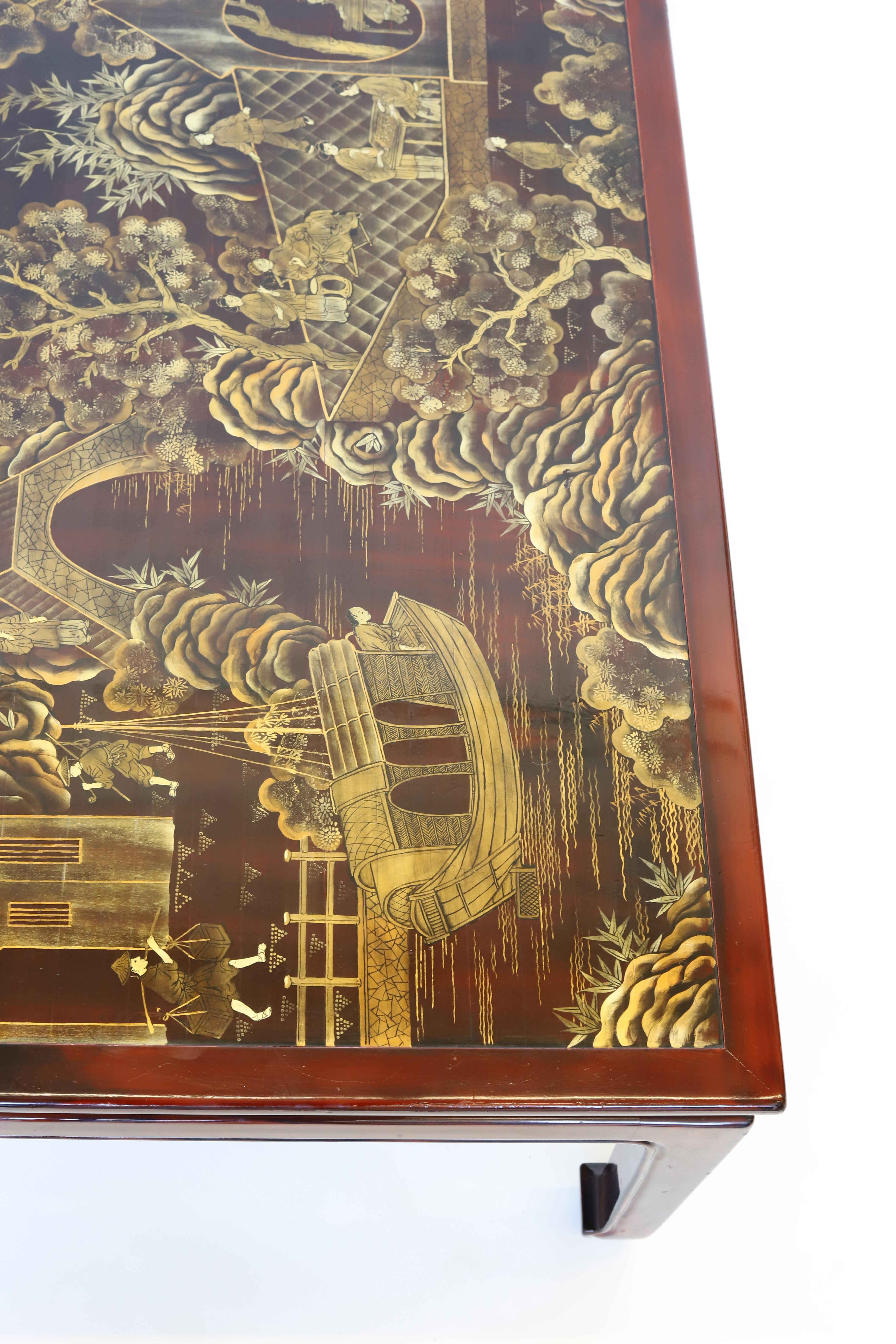 Exportation chinoise Table basse en laque fabriquée par Gracie, avec motif de paysage doré peint à la main en vente