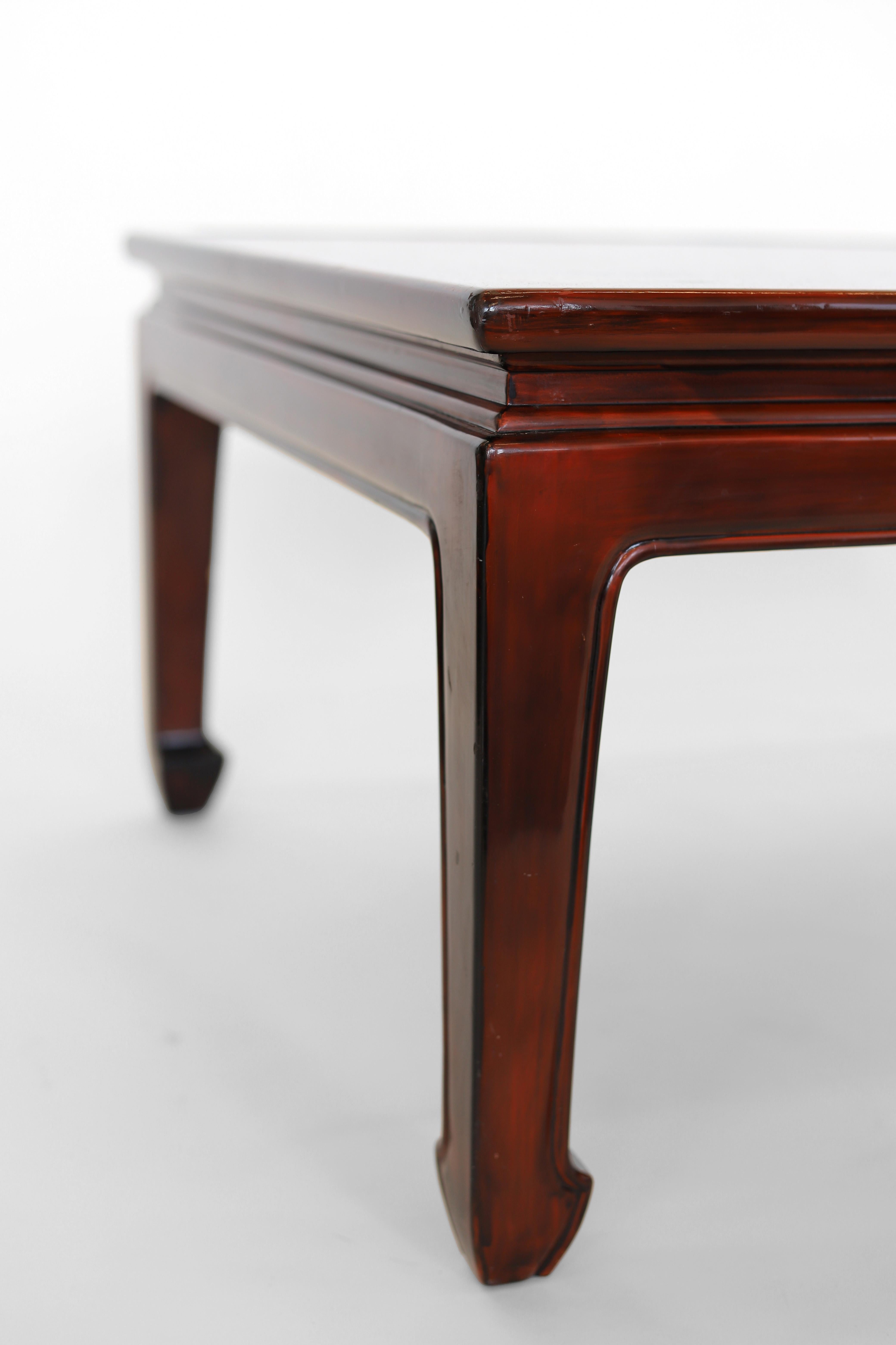 Table basse en laque fabriquée par Gracie, avec motif de paysage doré peint à la main Bon état - En vente à New York, NY