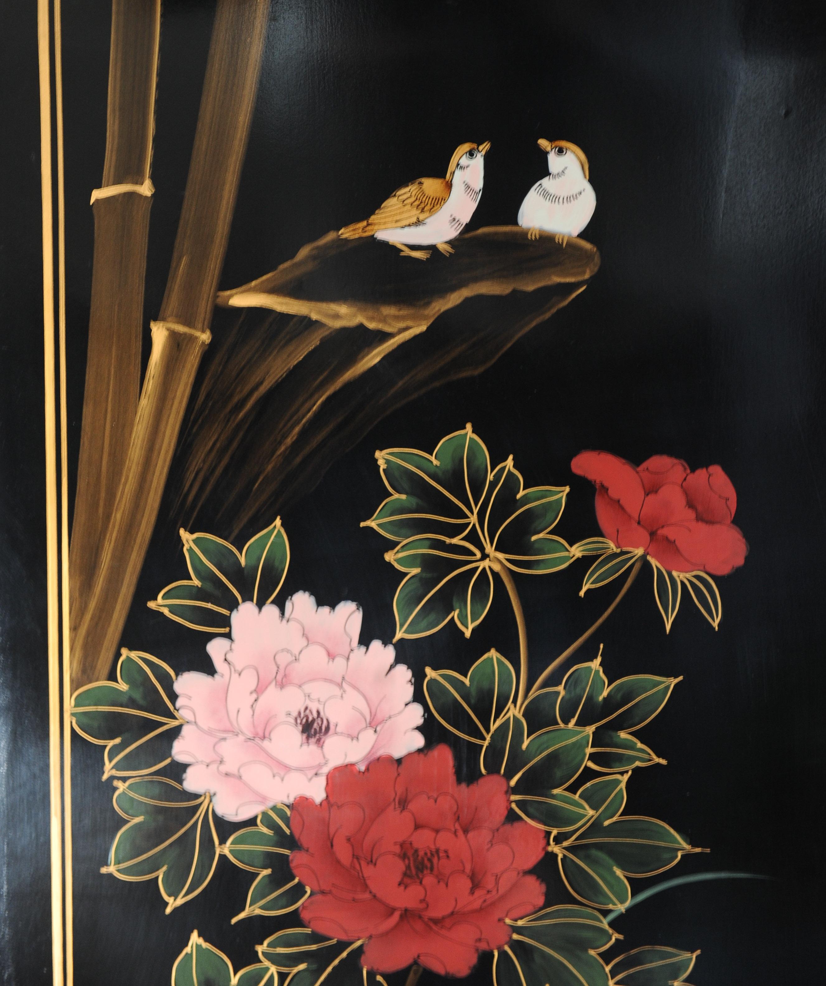 Laque de Chine Séparation de pièce à quatre volets et deux côtés très décorative avec des fleurs et des pieds en laiton 

Un magnifique paravent de boudoir avec des œuvres d'art décoratives différentes de chaque côté.

Deux humeurs, un écran,
