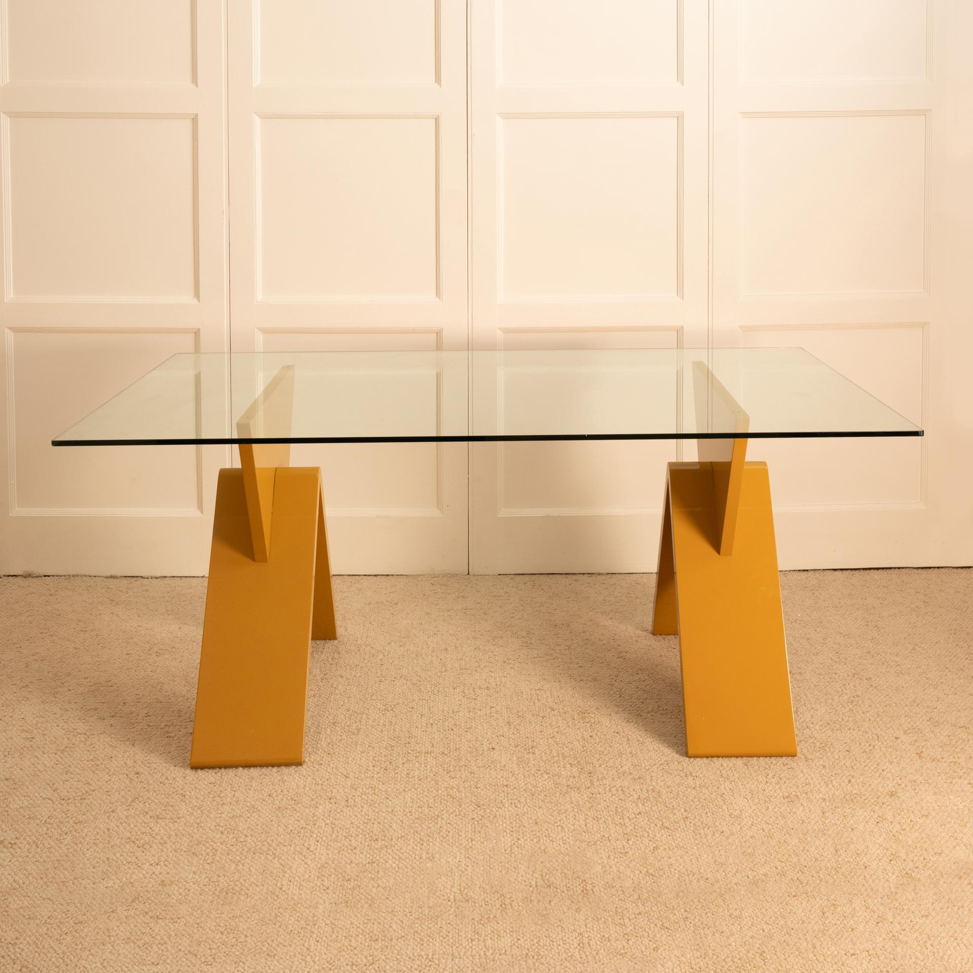 Style international Table en laque et verre, Italie, années 1980 en vente