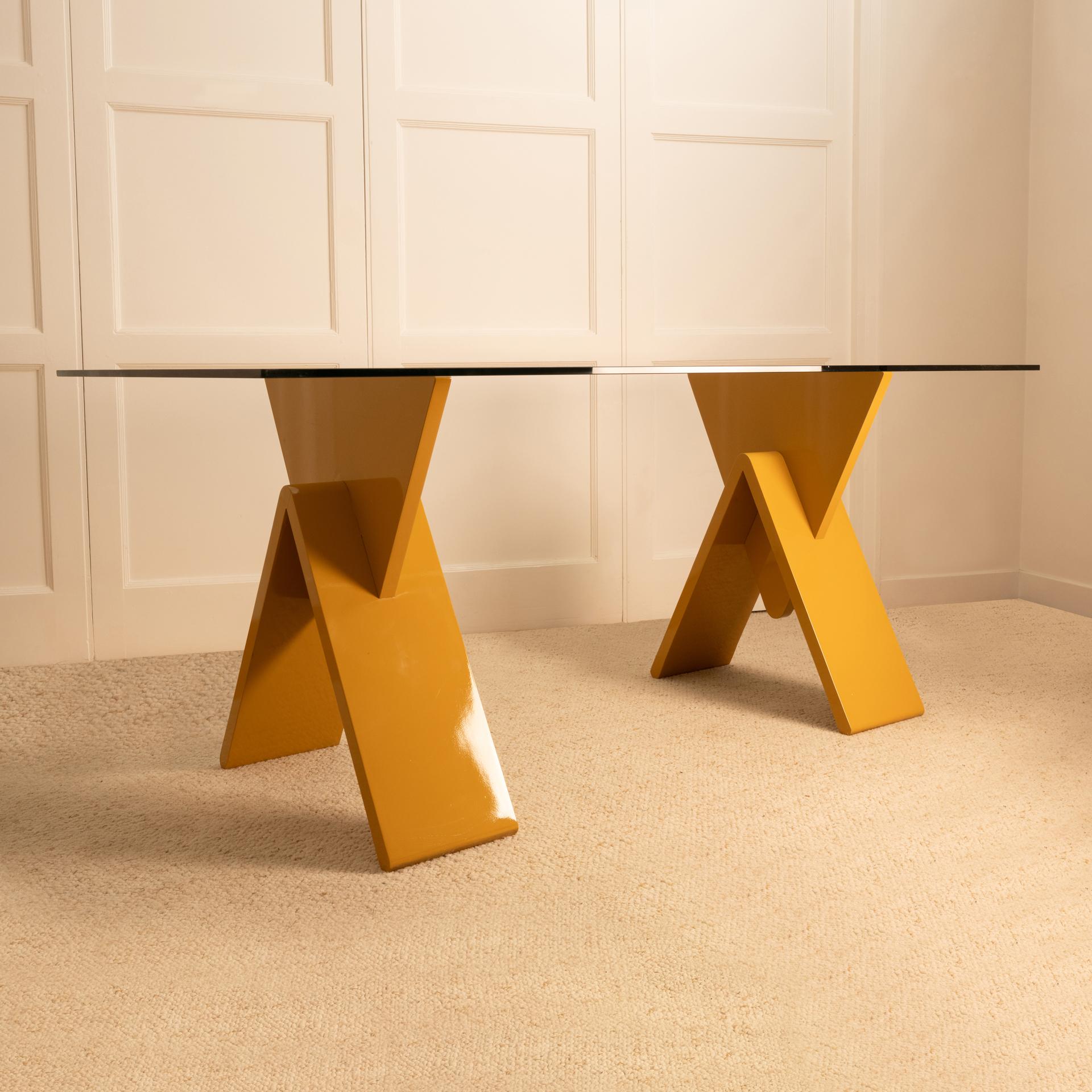 Table en laque et verre, Italie, années 1980 en vente 1