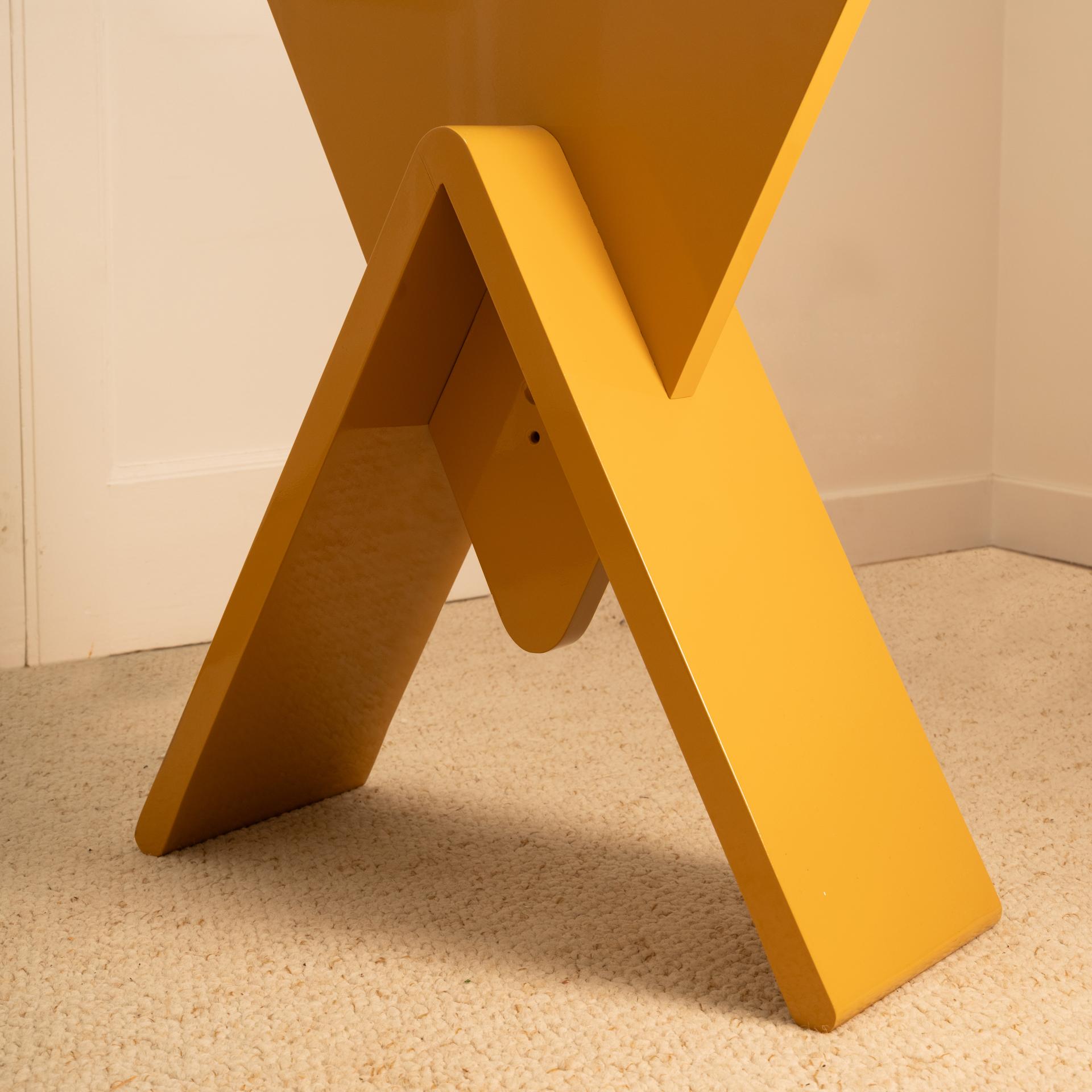 Table en laque et verre, Italie, années 1980 en vente 2