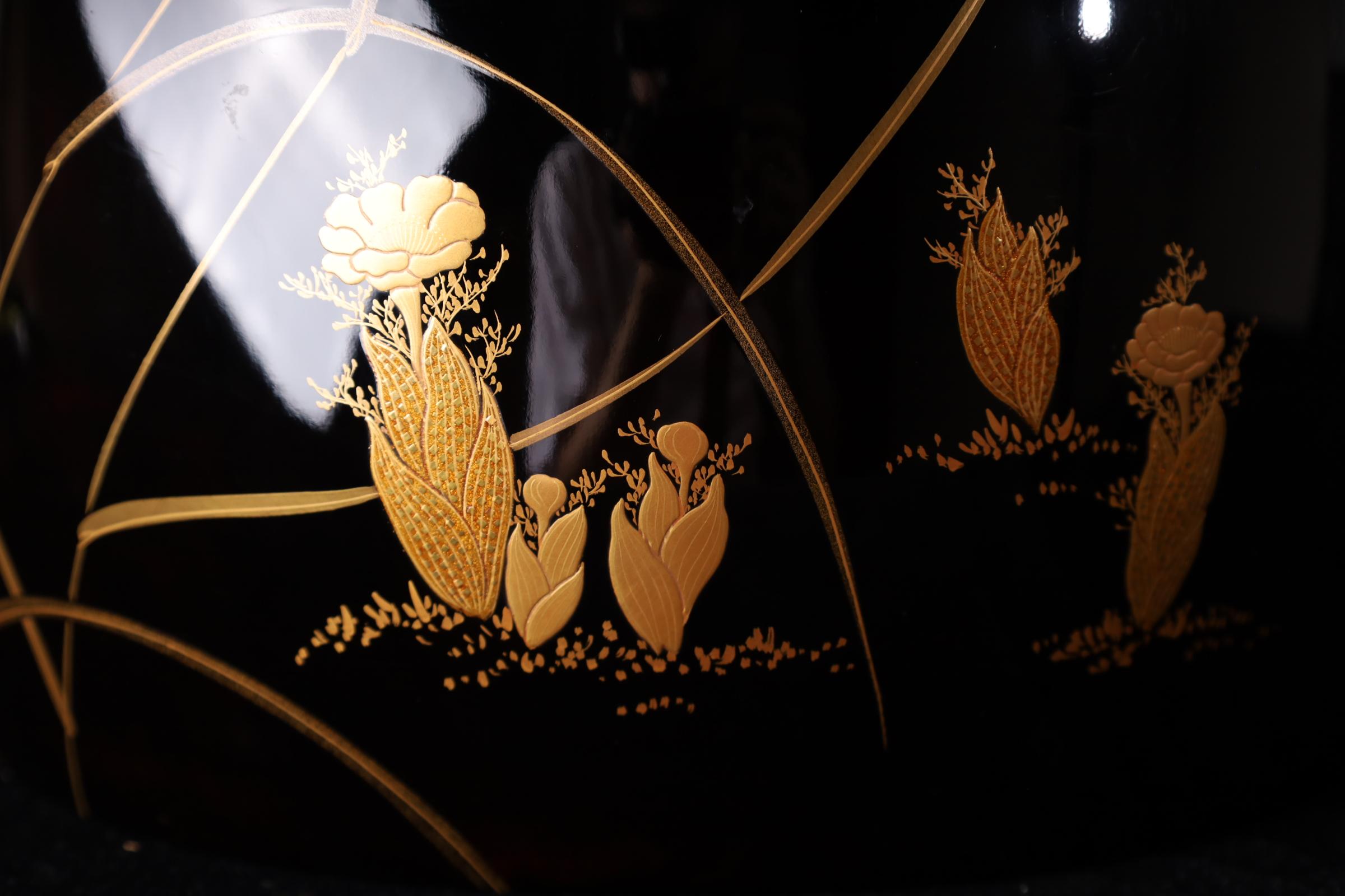 Lack-Hibachi mit saisonalen Motiven - Späte Meiji-Periode (um 1900) im Angebot 3