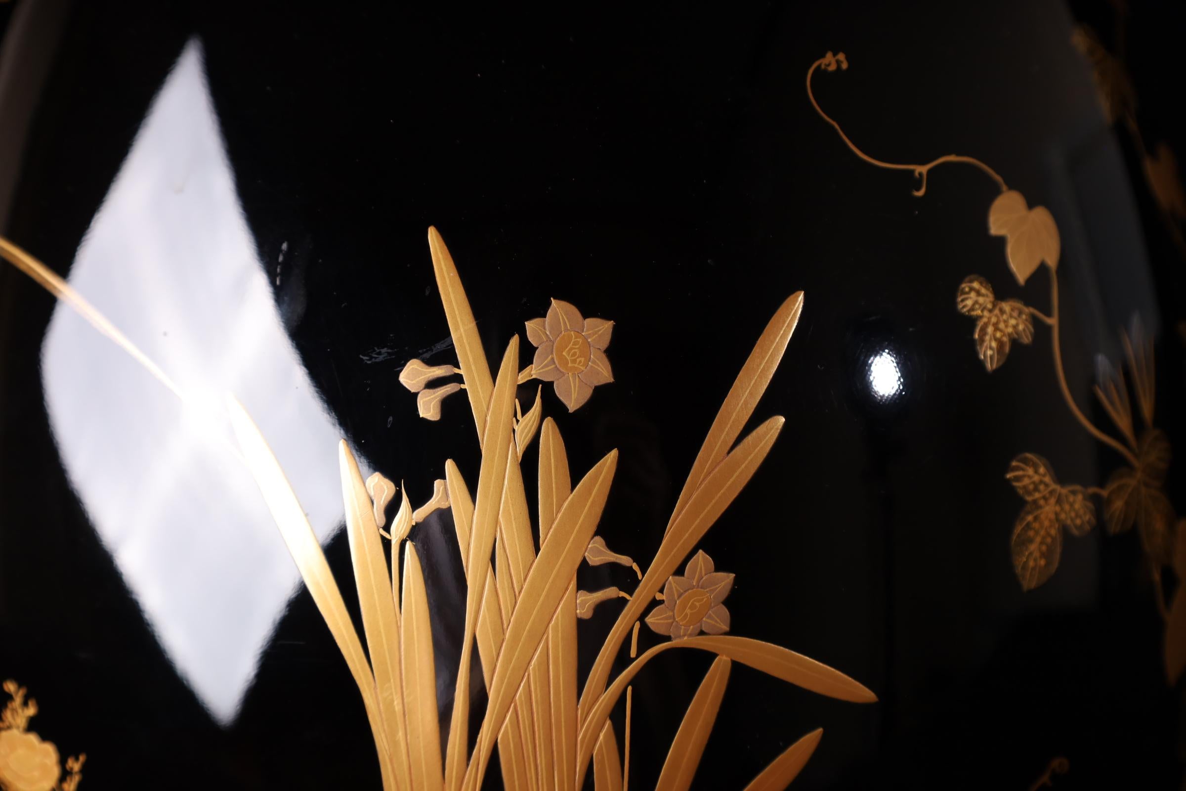 Lack-Hibachi mit saisonalen Motiven - Späte Meiji-Periode (um 1900) im Angebot 7