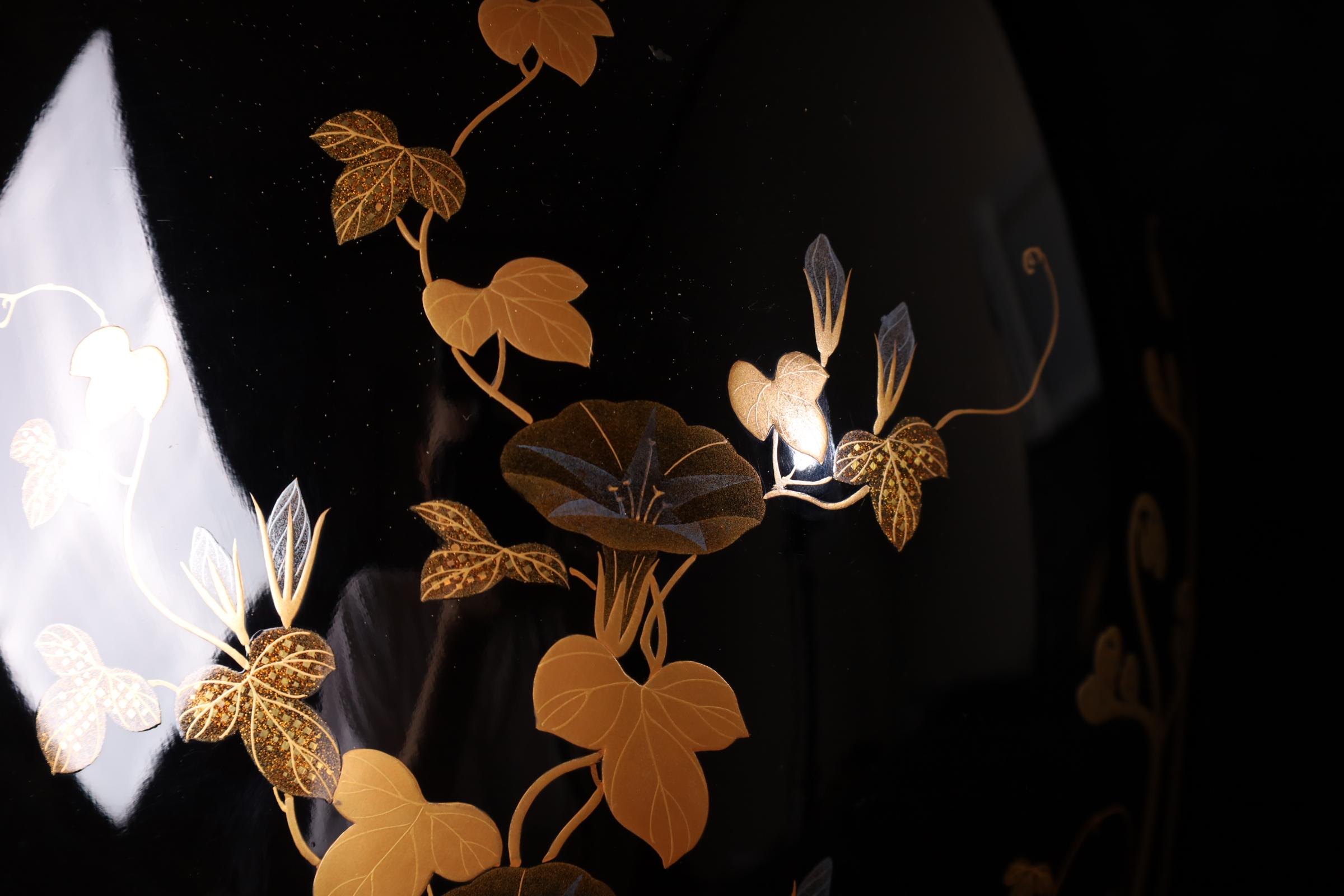 Lack-Hibachi mit saisonalen Motiven - Späte Meiji-Periode (um 1900) im Angebot 11