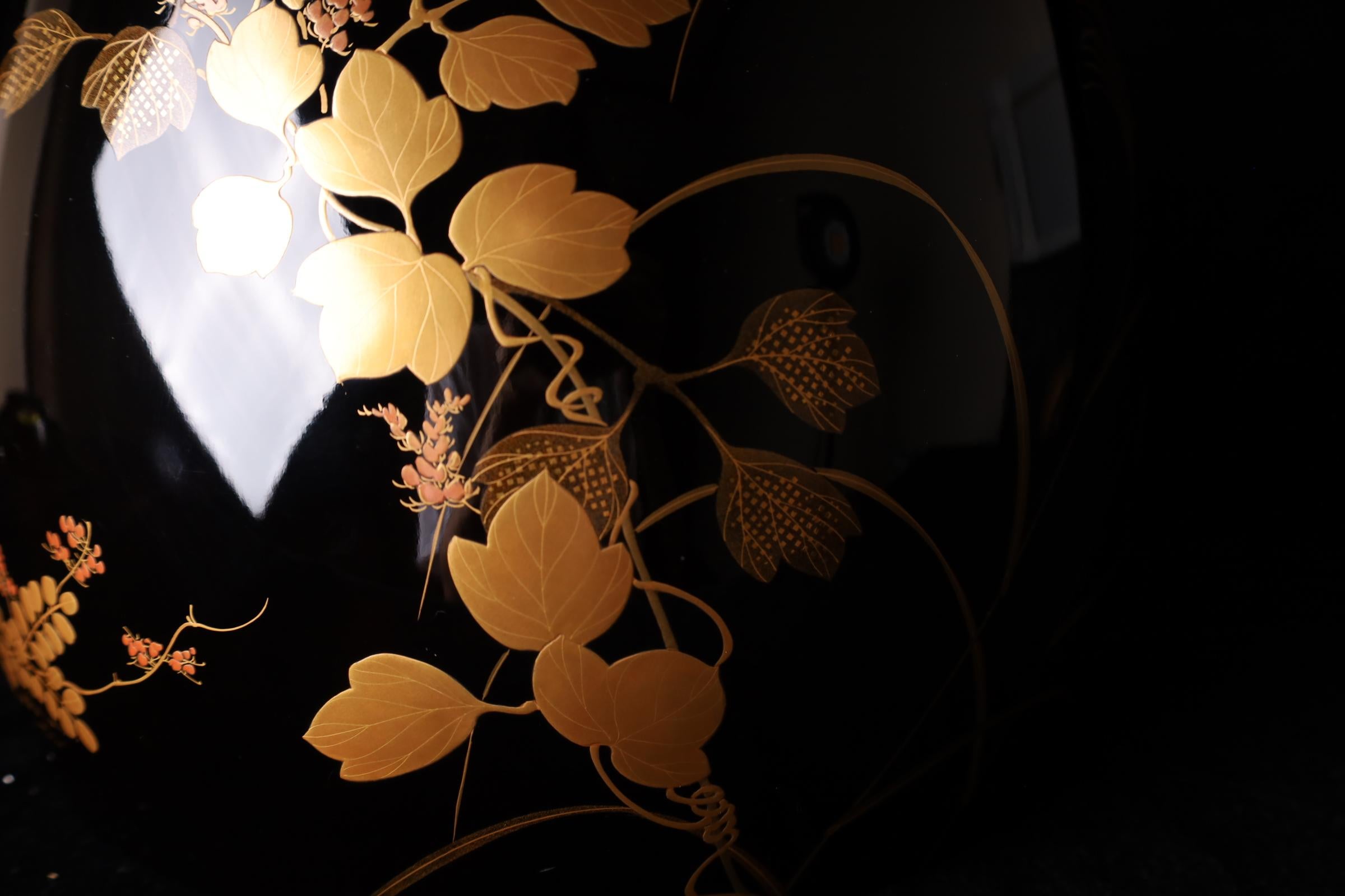 Lack-Hibachi mit saisonalen Motiven - Späte Meiji-Periode (um 1900) (Japanisch) im Angebot