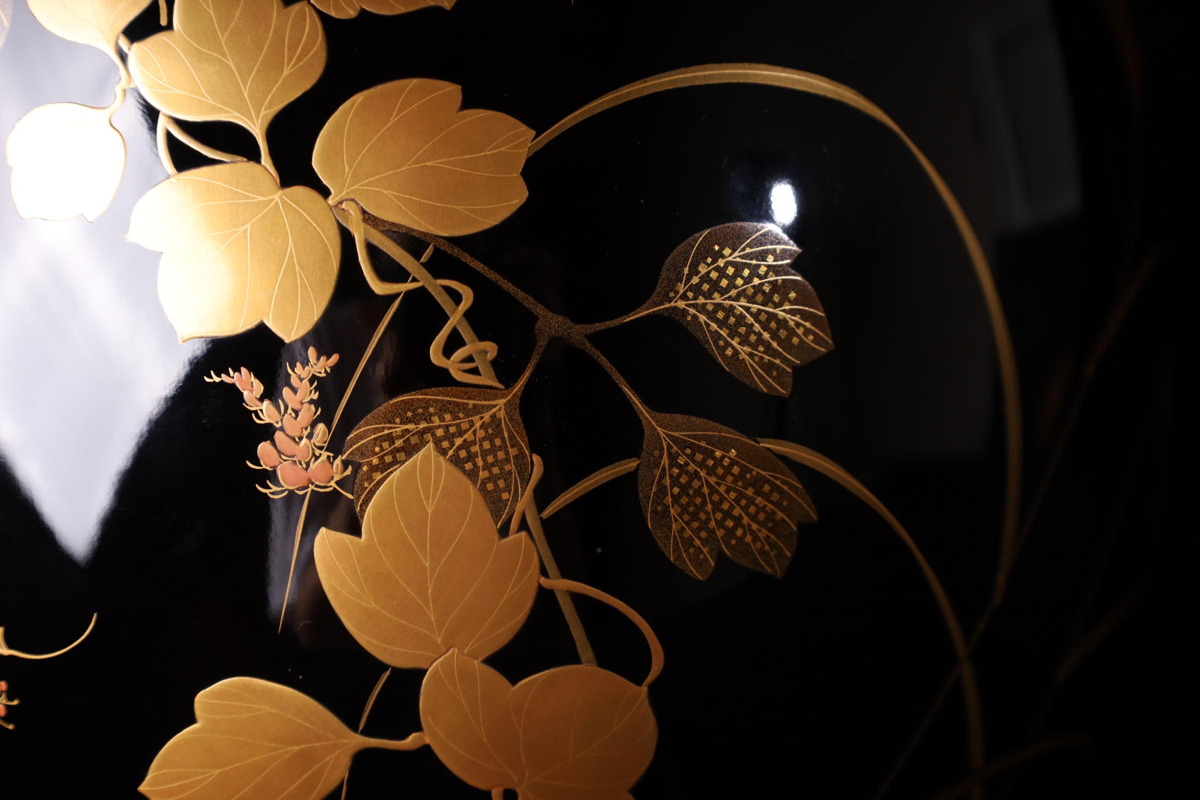 Lack-Hibachi mit saisonalen Motiven - Späte Meiji-Periode (um 1900) (Handgeschnitzt) im Angebot