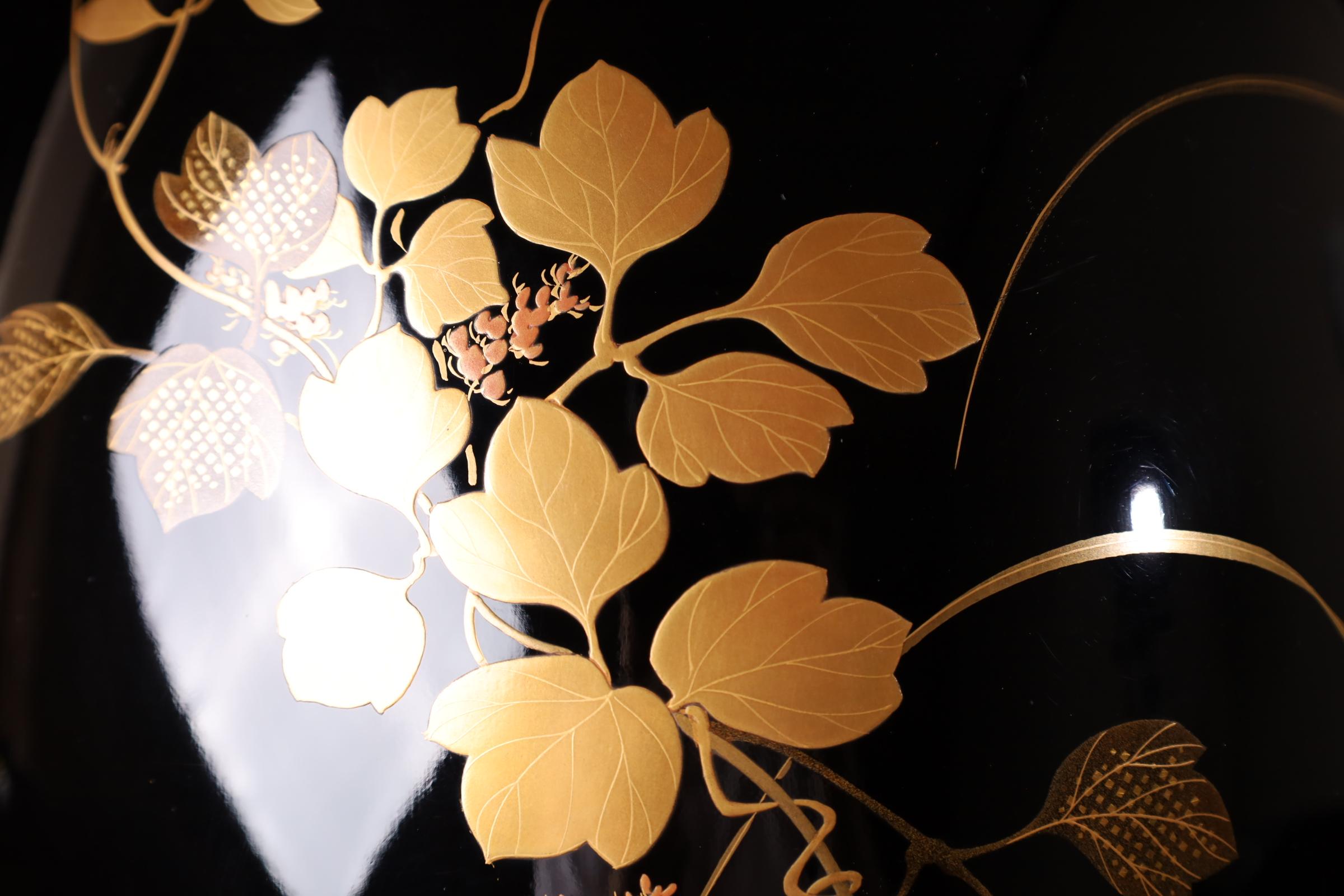 Lack-Hibachi mit saisonalen Motiven - Späte Meiji-Periode (um 1900) im Zustand „Hervorragend“ im Angebot in Fukuoka, JP