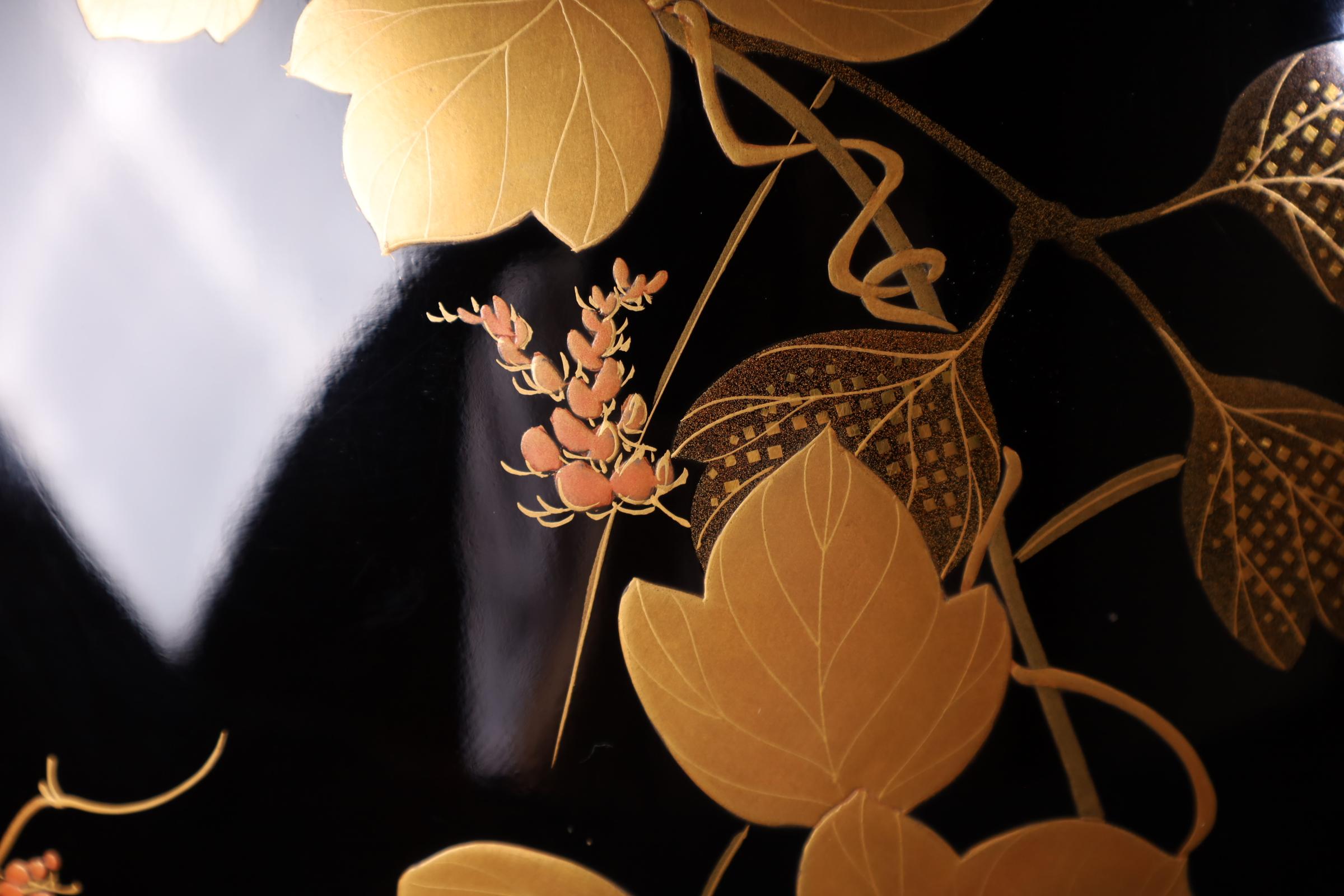 Lack-Hibachi mit saisonalen Motiven - Späte Meiji-Periode (um 1900) (19. Jahrhundert) im Angebot