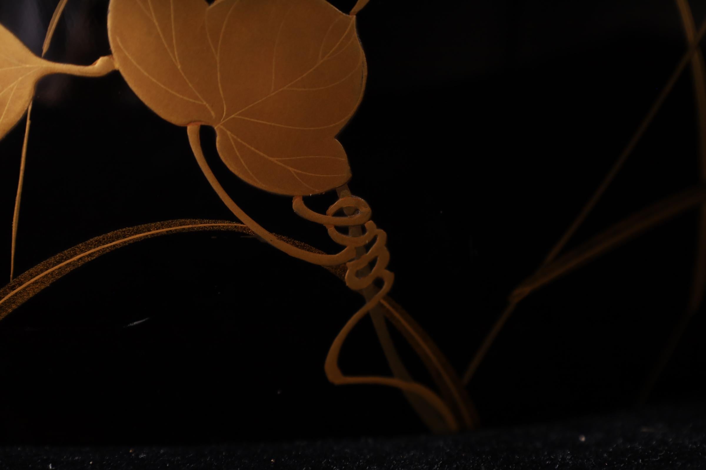 Lack-Hibachi mit saisonalen Motiven - Späte Meiji-Periode (um 1900) (Kupfer) im Angebot