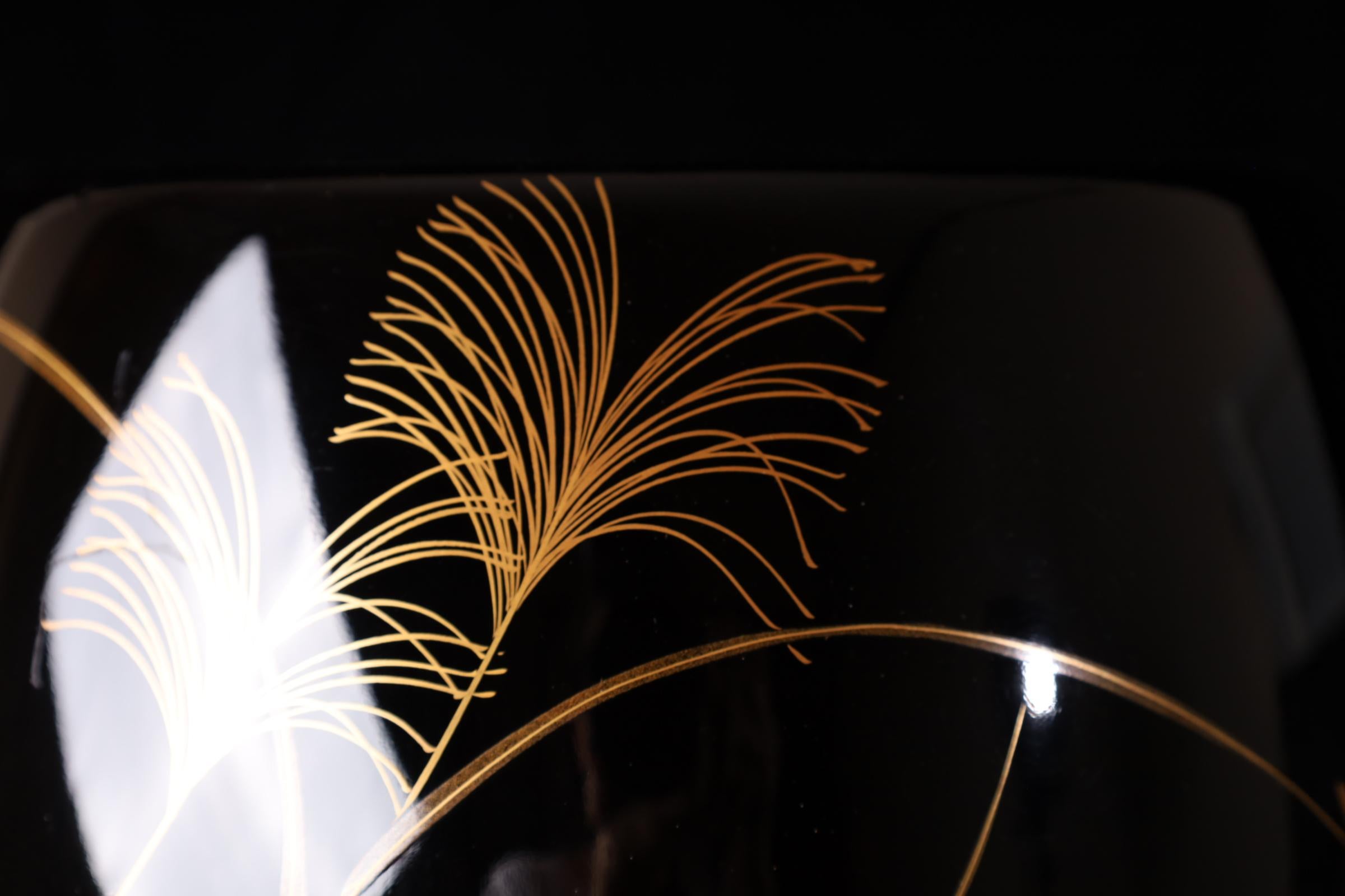 Lack-Hibachi mit saisonalen Motiven - Späte Meiji-Periode (um 1900) im Angebot 2