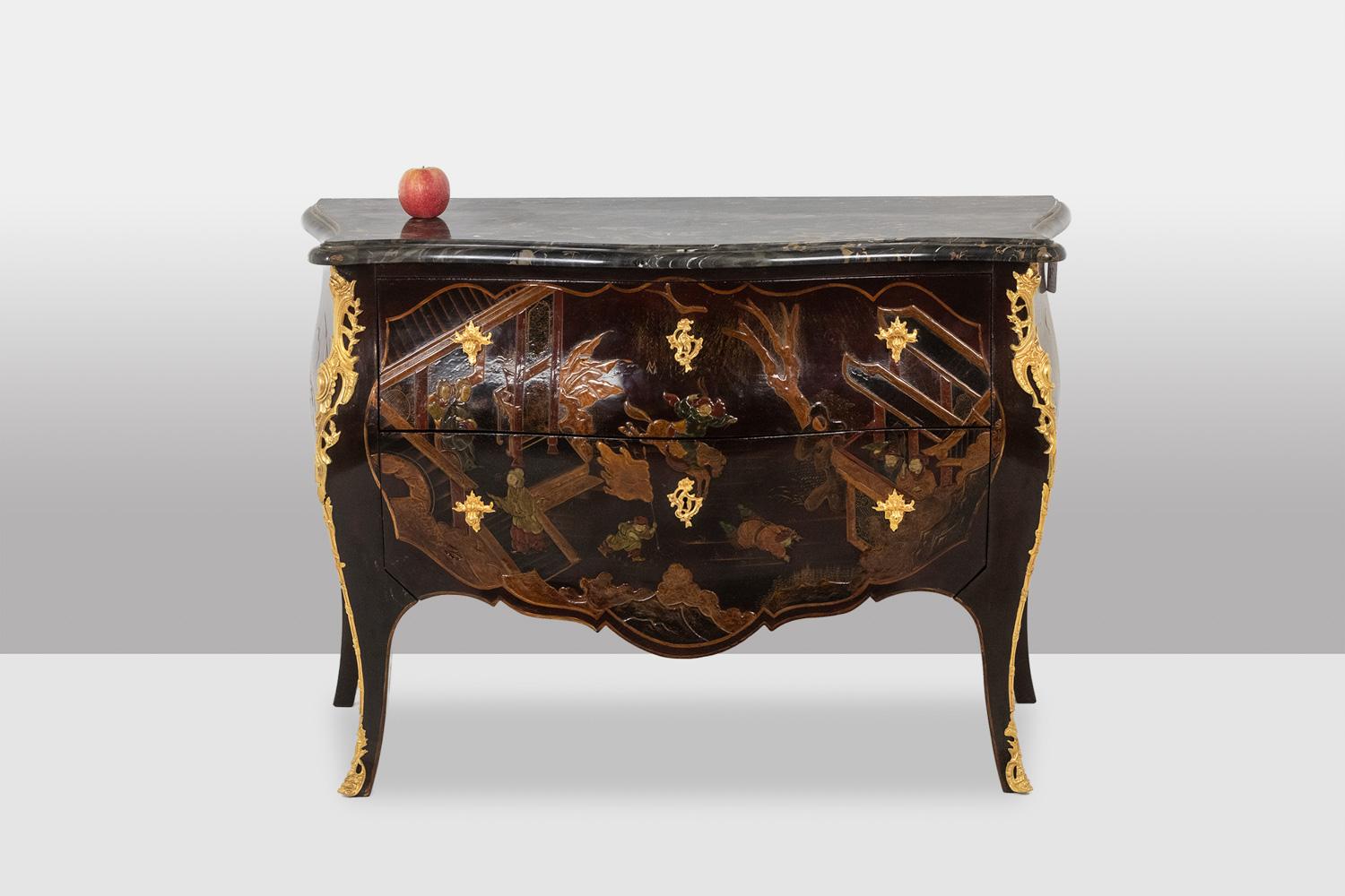 Cassettiera laccata apribile con due cassetti sul davanti, con il suo piano in marmo smerlato di colore nero.

Opera francese realizzata negli anni '1950.

Dimensioni: H. H. 125 x L. 52 cm.

Riferimento: LS4011