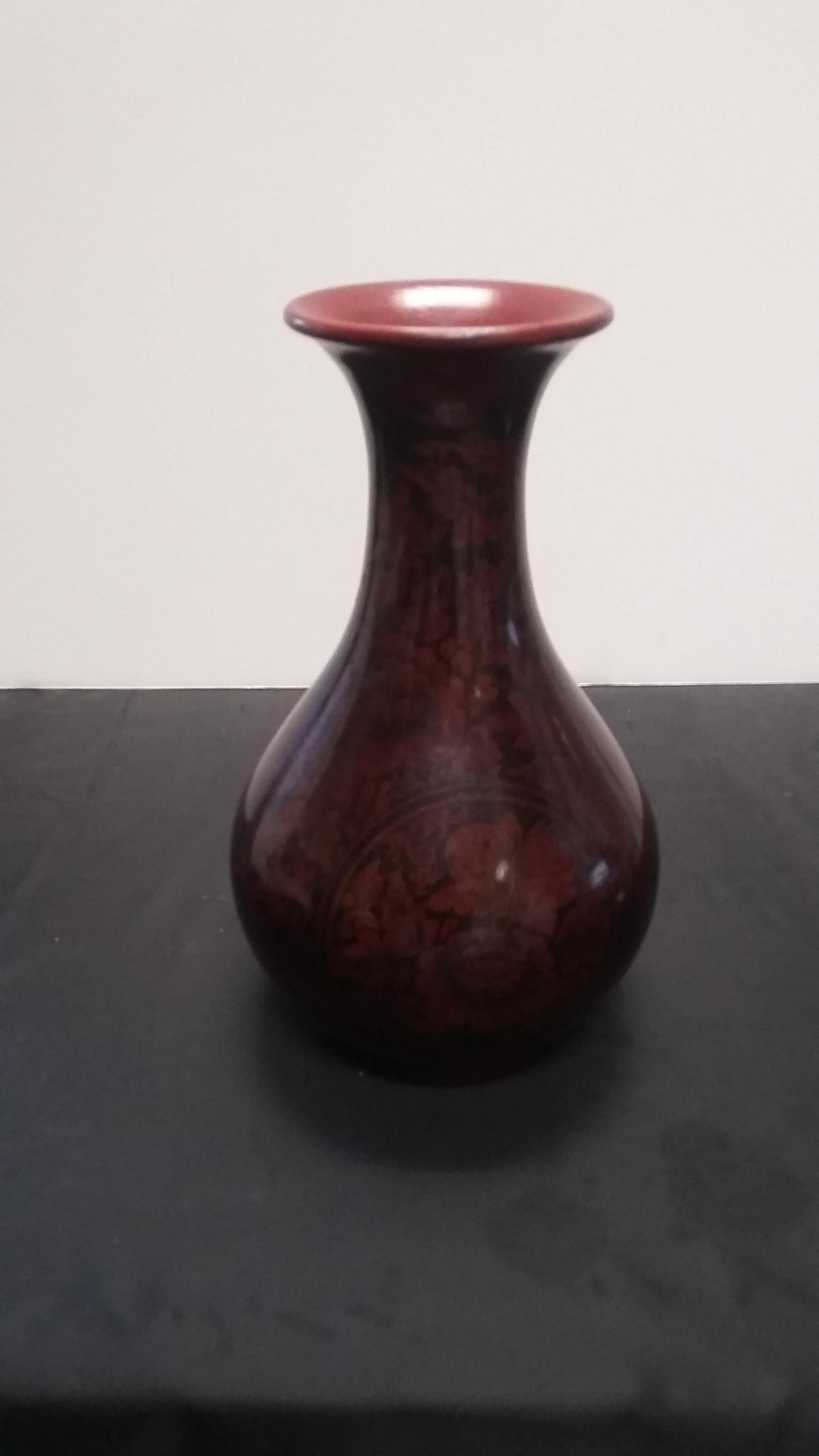 Precioso jarrón lacado de finales del siglo XIX (hacia 1880) de color naranja y negro. Precioso diseño floral en toda la pieza.