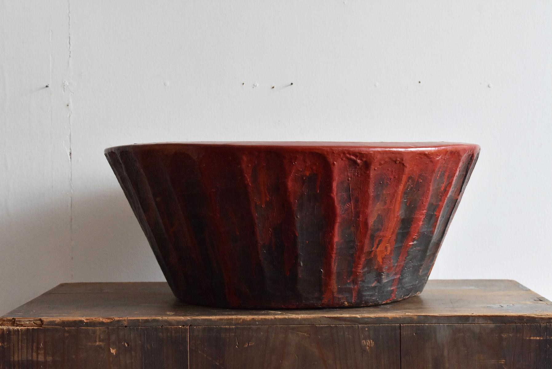 A wooden bowl used from the Meiji era to the early Showa period (1868-1940).
It is made by hollowing out a thick tree.
It's very cool, isn't it?
The type of tree could not be determined.
But it's heavy.
Weight: 8.6kg

This was the one I used