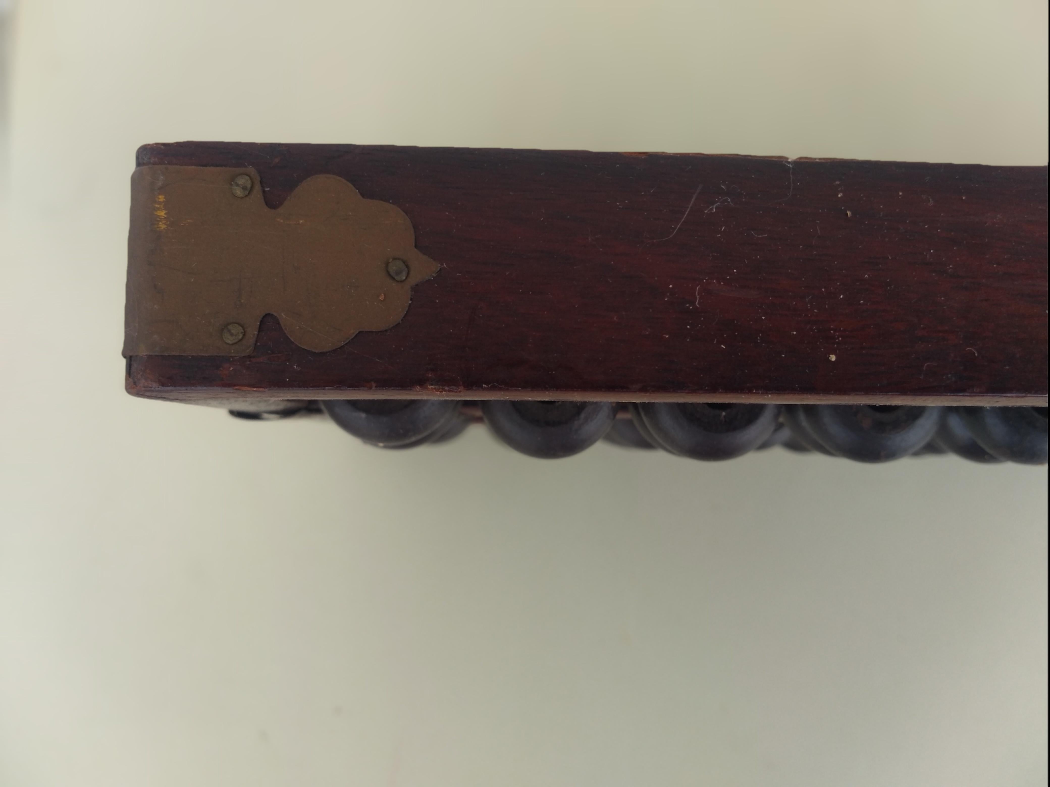 Lackierter Abacus mit Messing-Akzenten (Afrikanisch) im Angebot