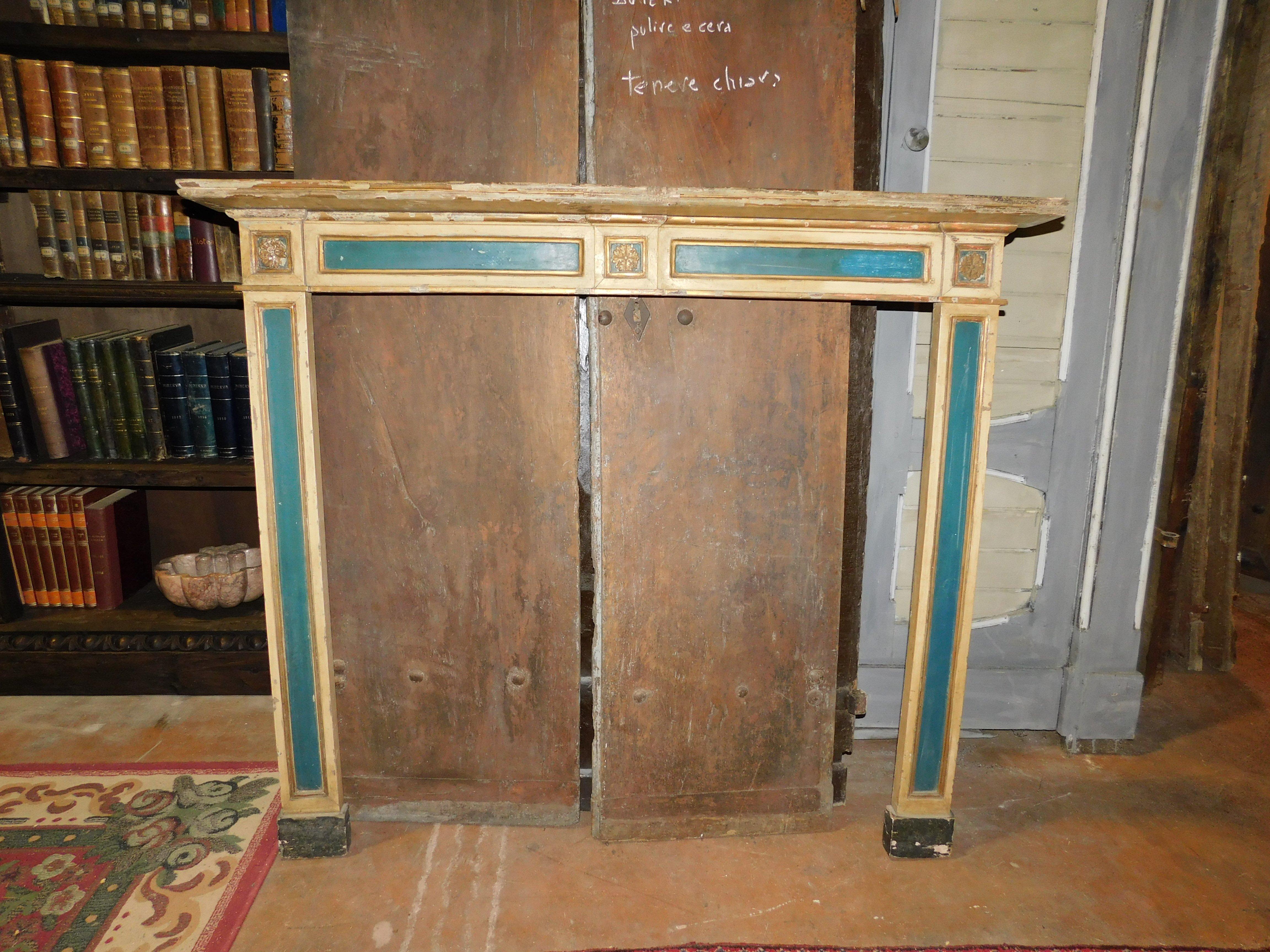 Antike Kaminrahmen, lackiert Holzmantel mit gelben und blauen Farben, mit geschnitzten Quadraten, goldene zentrale Blume wie die Molure, mit Ursprung in Italien im 19.
Außenmaße cm B 133 x H 116 x T 13, die Öffnung misst cm B 103 x H 100