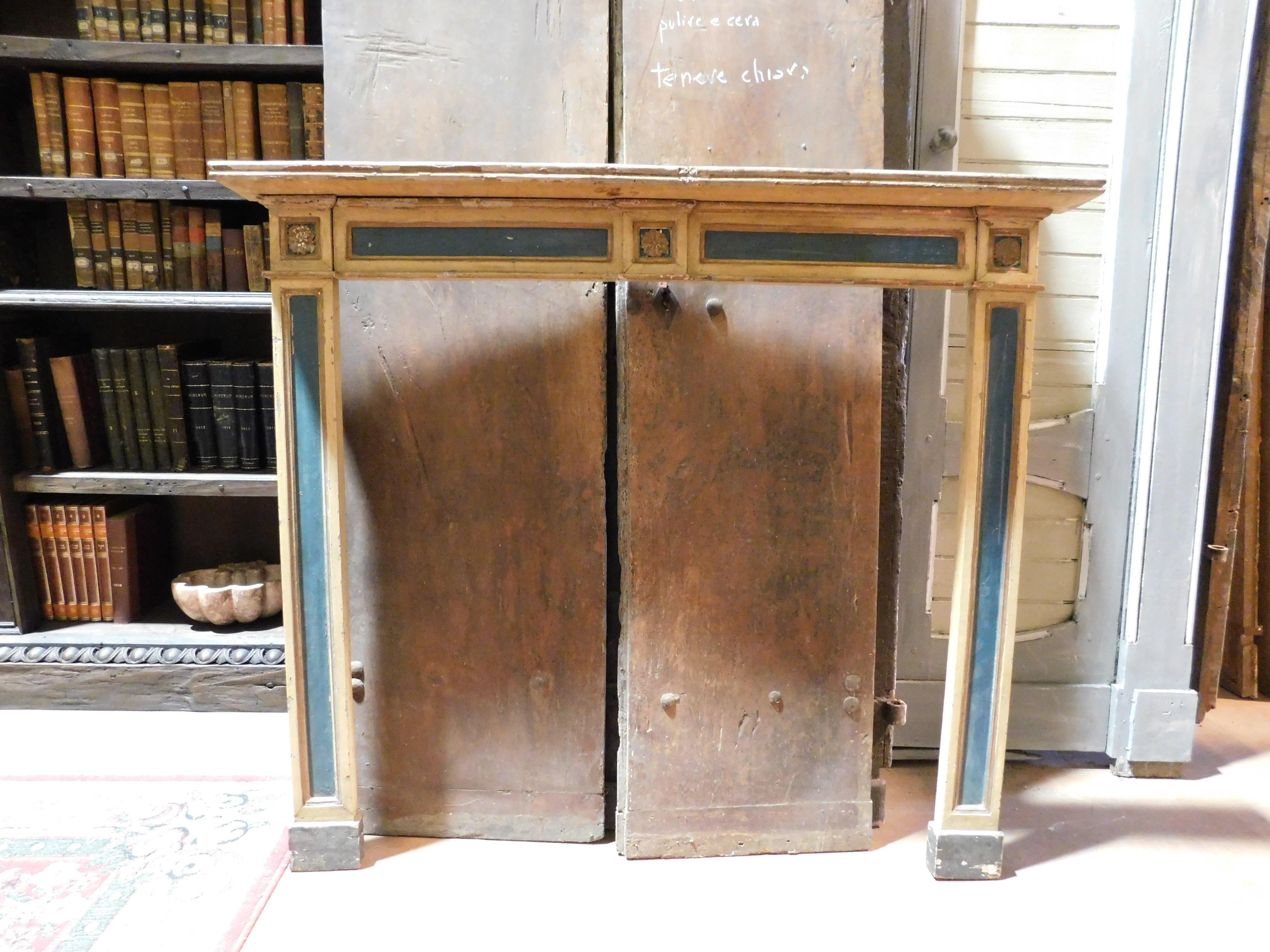 Lackierte und geschnitzte Kaminverkleidung aus Holz, Italien (Handgeschnitzt) im Angebot