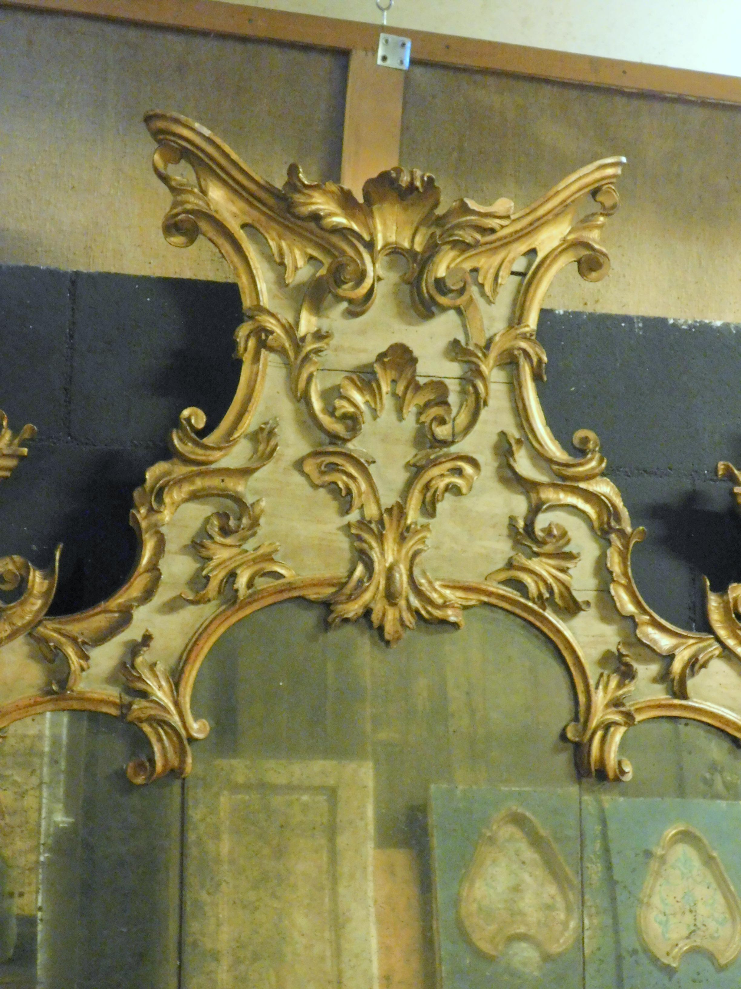Lacquered and gilded mirror, richly carved, 19th century Roma - Italy In Good Condition In Cuneo, Italy (CN)