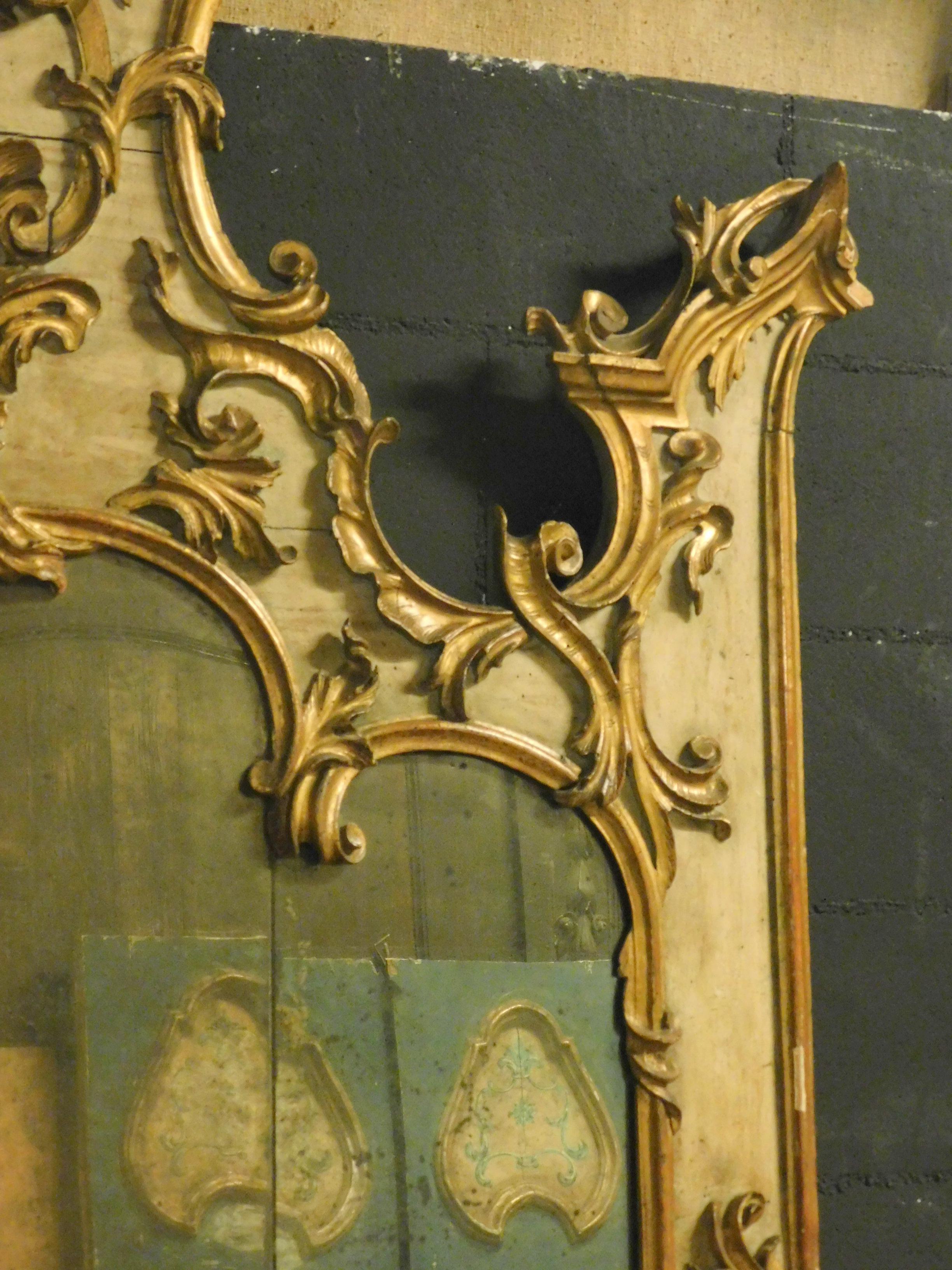 Mirror Lacquered and gilded mirror, richly carved, 19th century Roma - Italy
