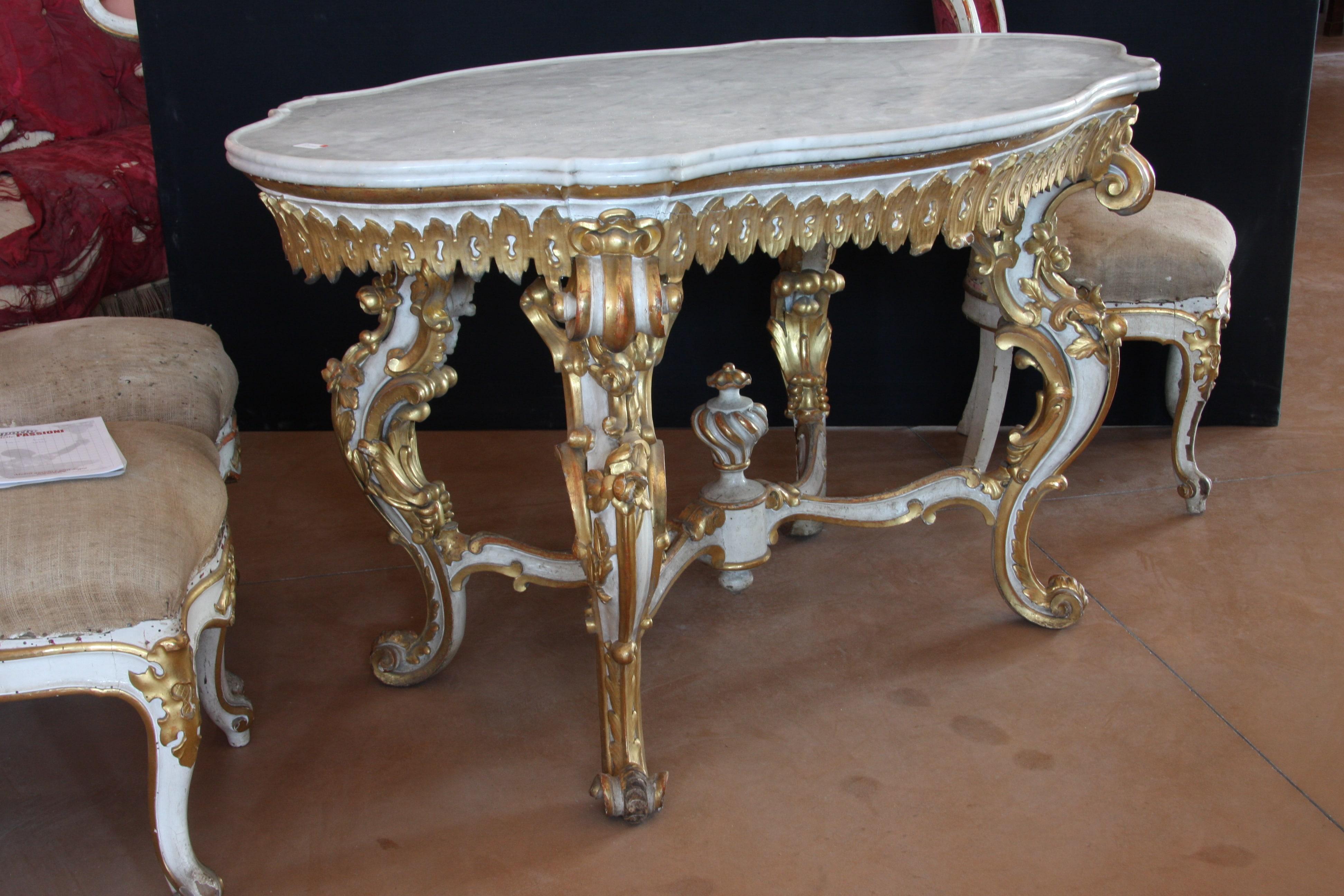 Italian Lacquered and Gilded Sitting Room with Carved and Gilded Detail, of 1800s Italia For Sale