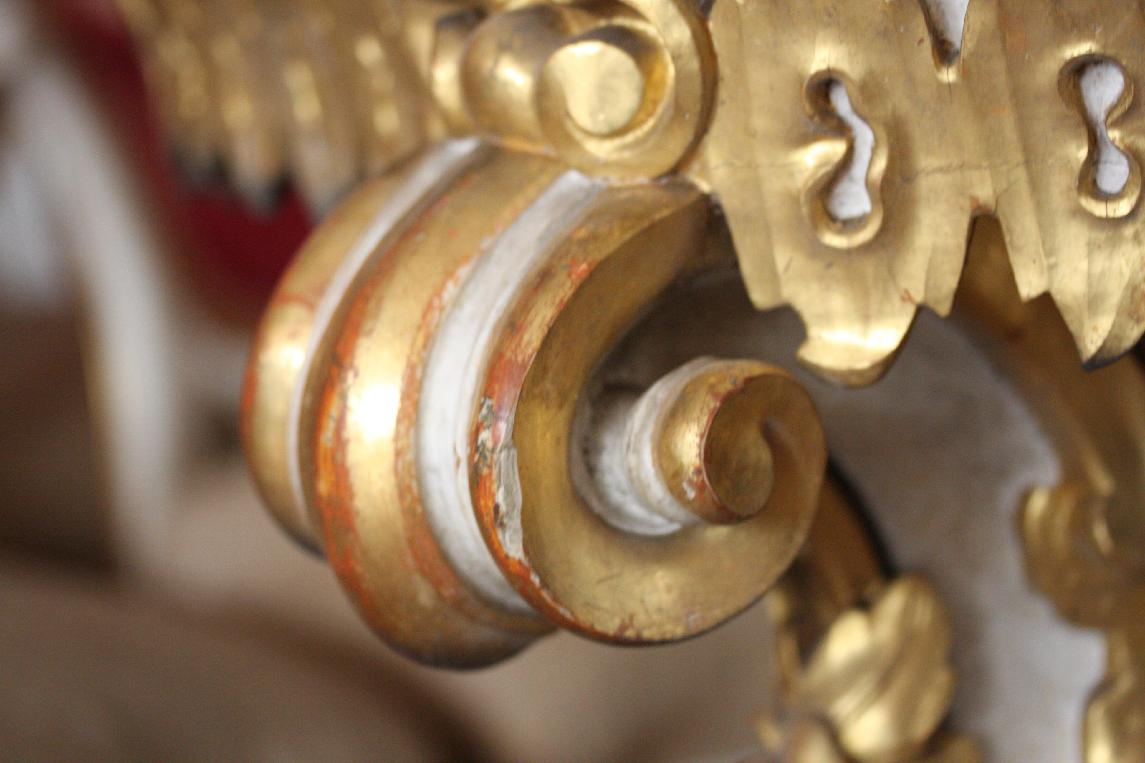 Wood Lacquered and Gilded Sitting Room with Carved and Gilded Detail, of 1800s Italia For Sale