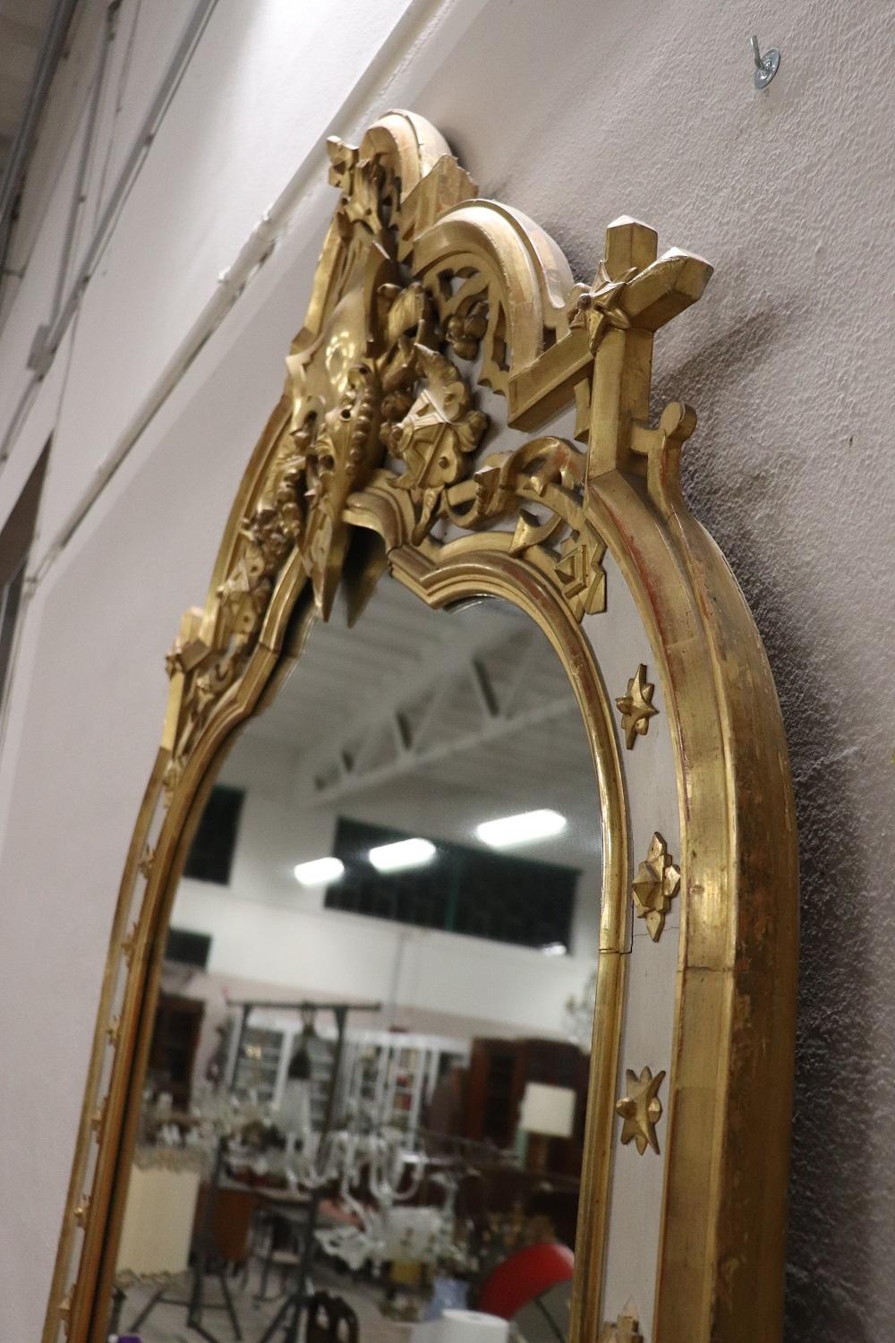 Grand miroir mural ancien en bois laqué et doré en vente 4