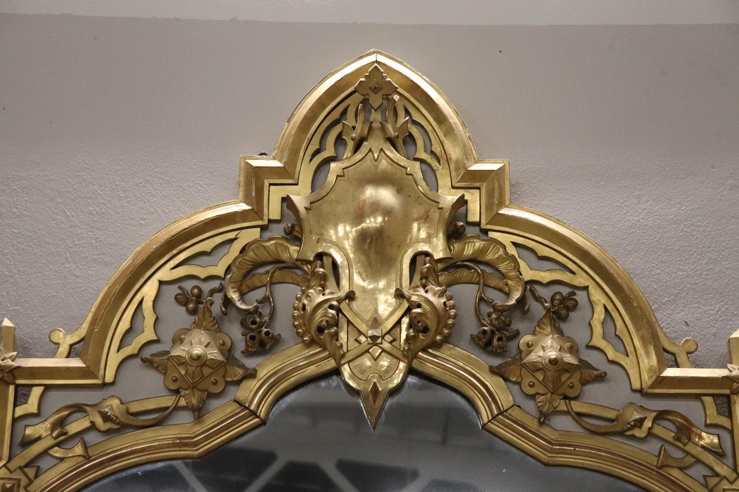 Spectaculaire grand miroir italien ancien en bois du 19ème siècle finement décoré de sculptures. Laqué et orné de décorations dorées à la feuille d'or. Très impressionnant, il est également parfait pour orner un magasin de vêtements. Mesure :