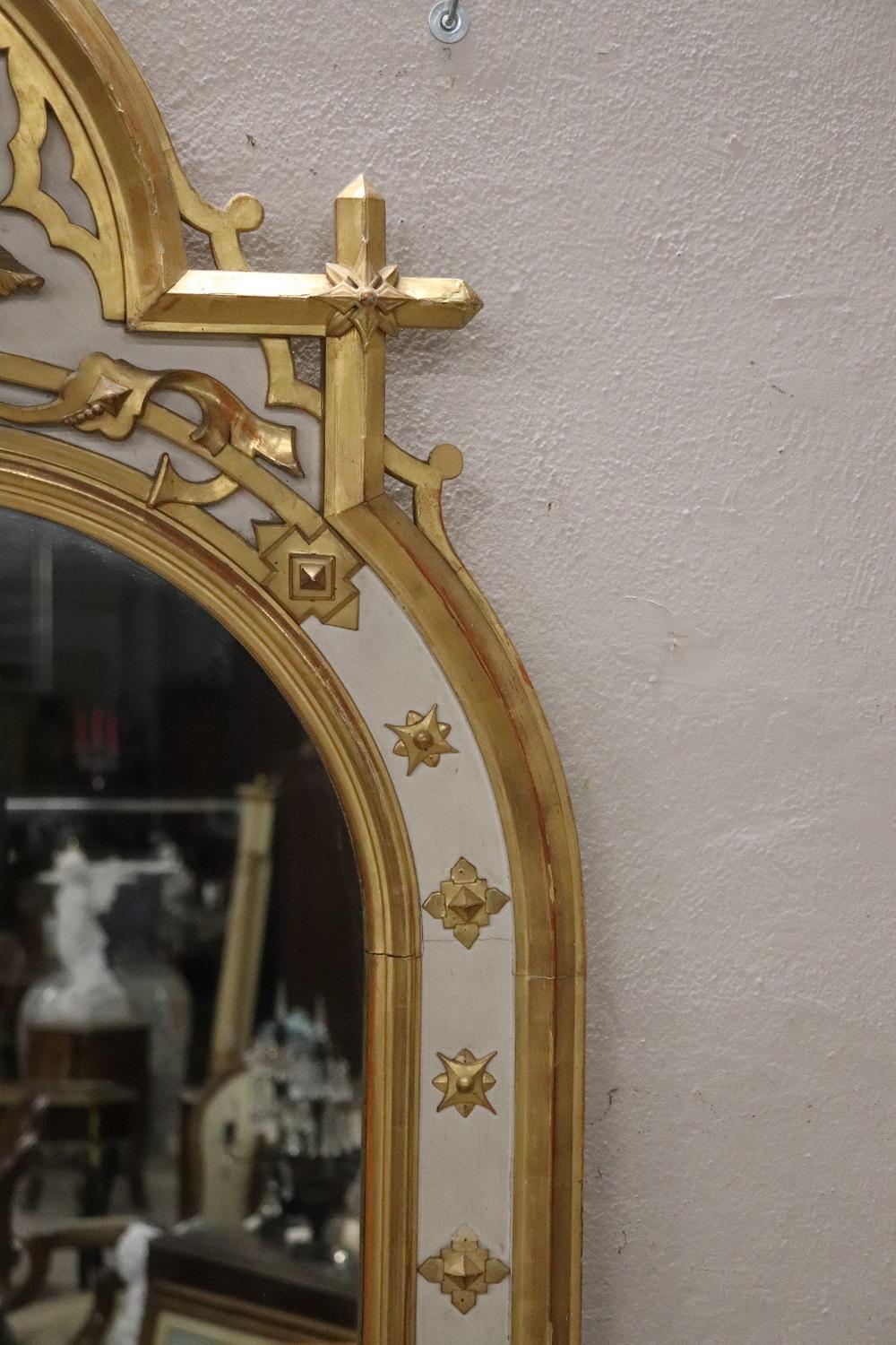 italien Grand miroir mural ancien en bois laqué et doré en vente