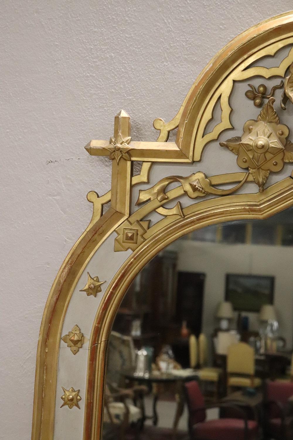 Laqué Grand miroir mural ancien en bois laqué et doré en vente