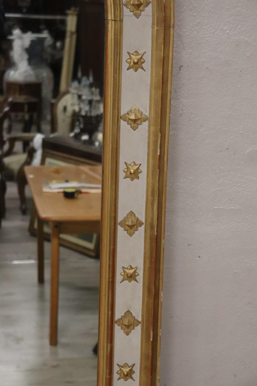 Fin du XIXe siècle Grand miroir mural ancien en bois laqué et doré en vente