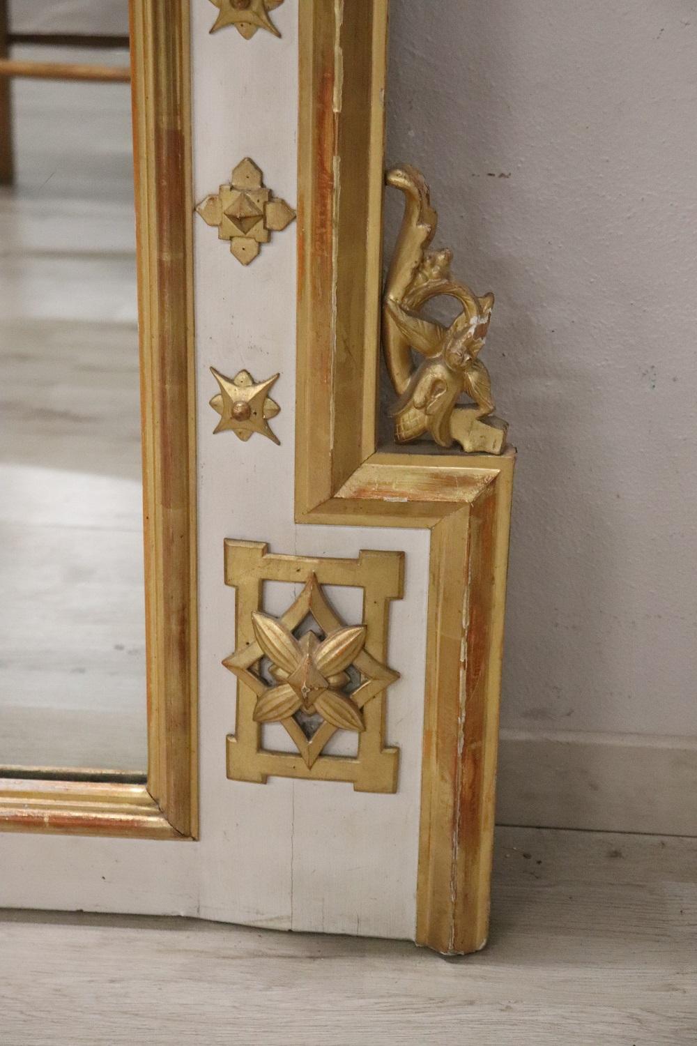 Sapin Grand miroir mural ancien en bois laqué et doré en vente