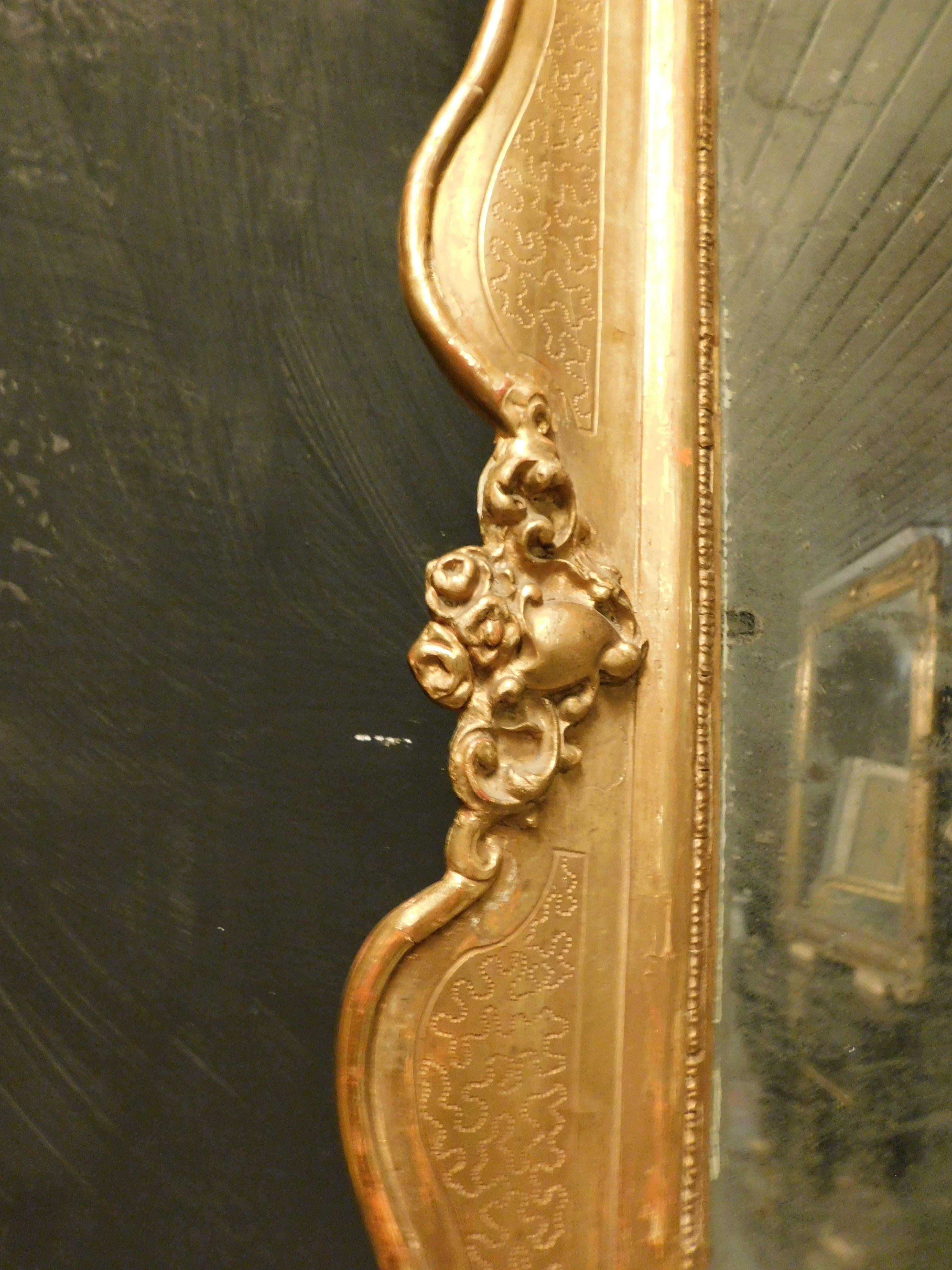 Espejo de madera lacada y dorada, tallada, Italia siglo XIX en venta
