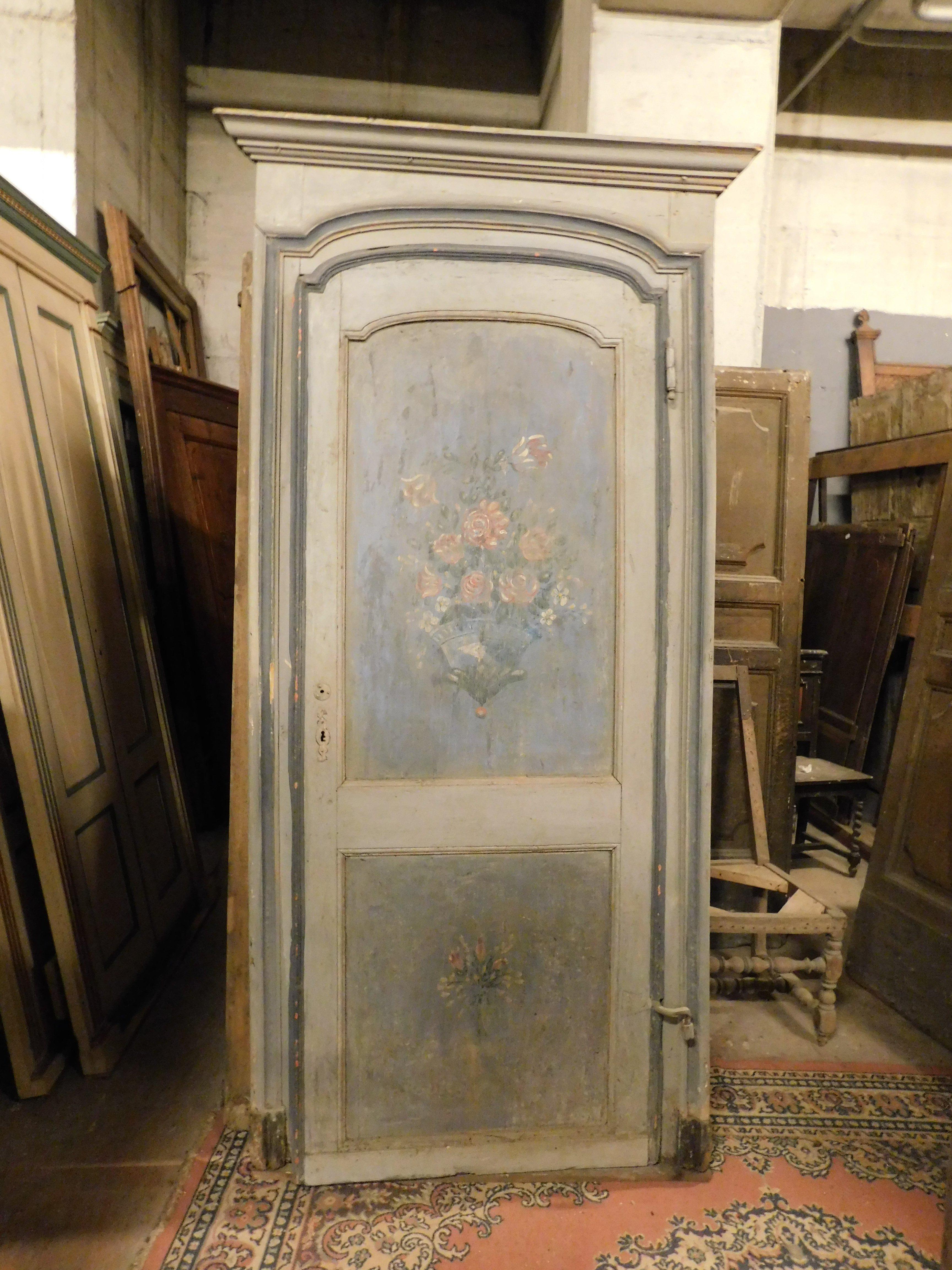 Antigua puerta interior de una sola hoja, pintada y lacada, así como arqueada en la parte superior, completa con marco y herrajes originales de mediados del siglo XVIII, construida en Italia (Florencia) por un artesano de la época. Tiene un bonito