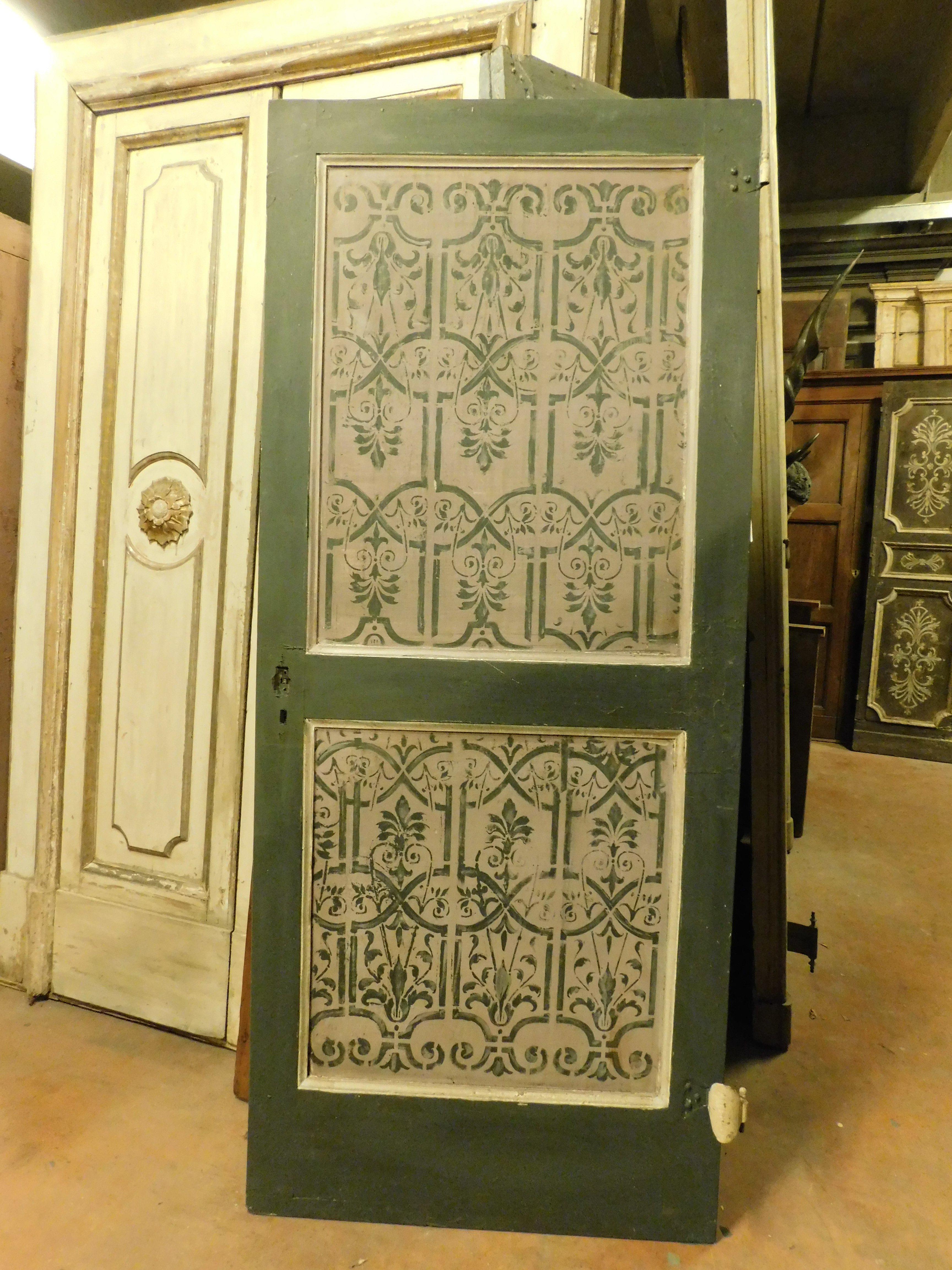 Antigua Puerta lacada de una hoja, interior, compuesta por dos paneles pintados en tapiz sobre fondo verde. Periodo '700/'800. Doble cara: dorso también lacado y pintado.
Medidas cm L 85 x H 200, sin marco, también se puede adaptar a corredera