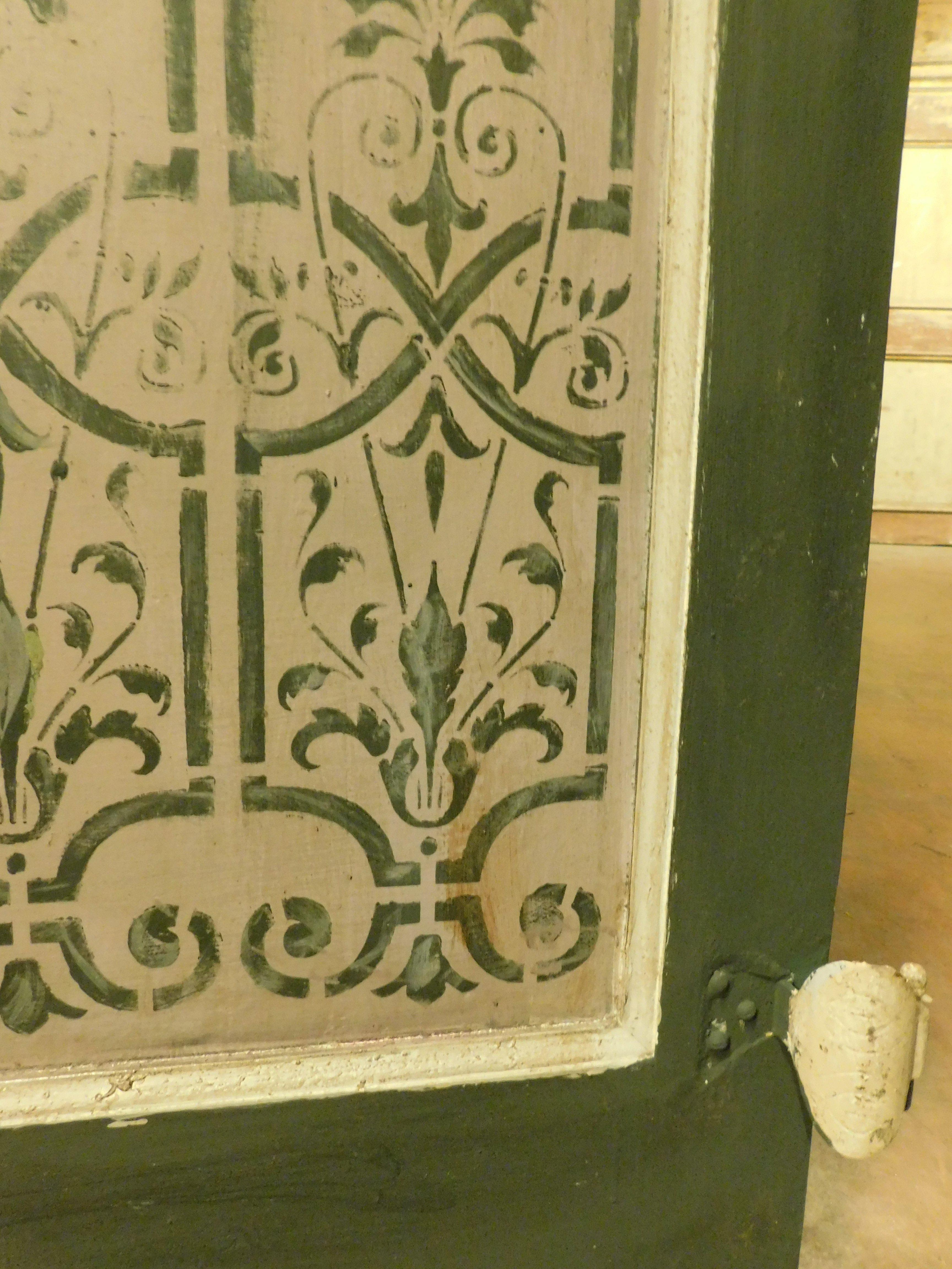 Puerta de madera verde lacada y pintada con textura, Italia en Bueno estado para la venta en Cuneo, Italy (CN)