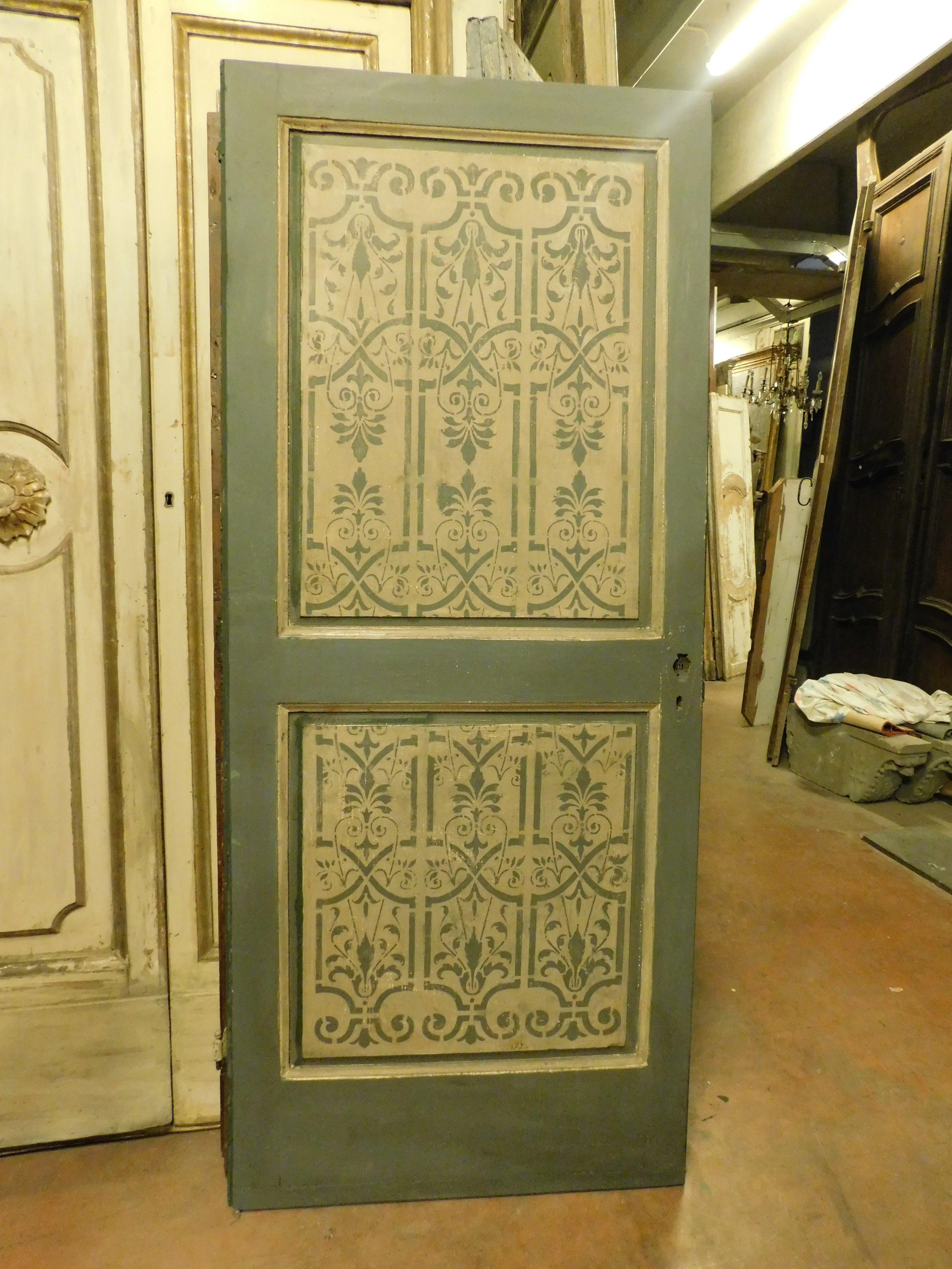 Puerta de madera verde lacada y pintada con textura, Italia Álamo en venta