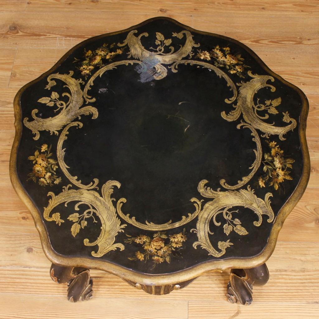 Venetian low table from the 20th century. Pleasantly carved piece of furniture,
lacquered and hand painted with floral decorations. Low coffee table with pleasant furnishings and good solidity supported by 5 legs finished with feet curl. Wooden