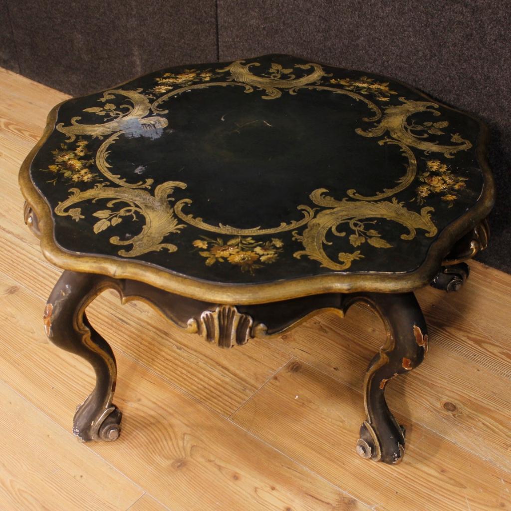 20th Century Lacquered and Painted Venetian Coffee Table with Floral Decorations For Sale