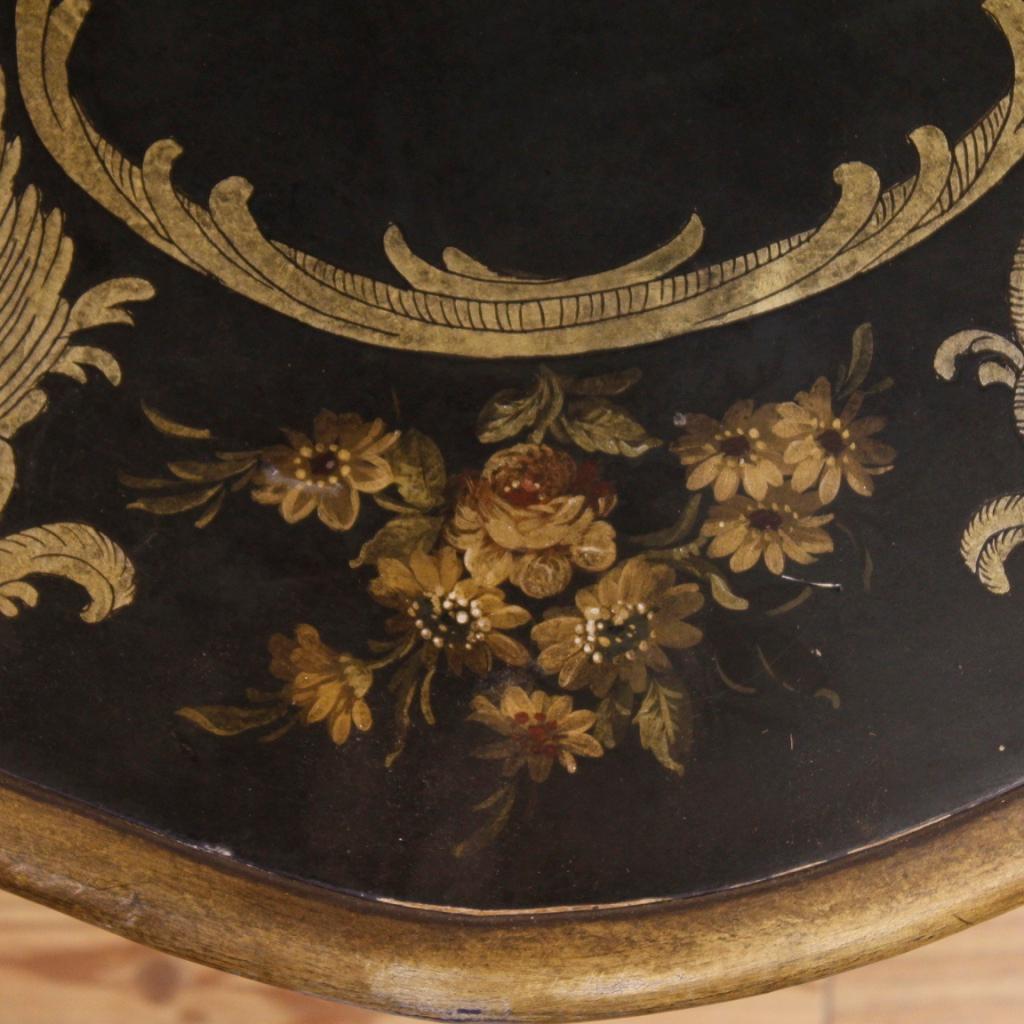 Lacquered and Painted Venetian Coffee Table with Floral Decorations For Sale 2