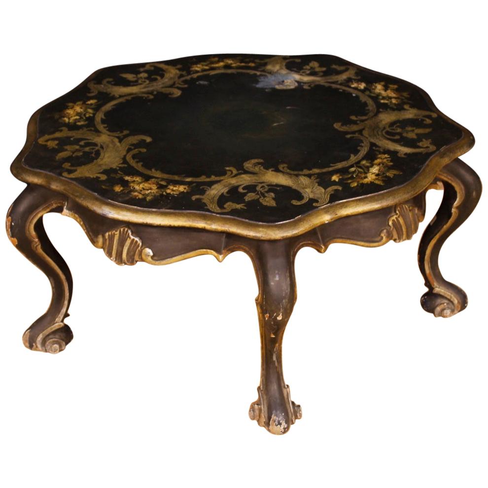 Lacquered and Painted Venetian Coffee Table with Floral Decorations For Sale