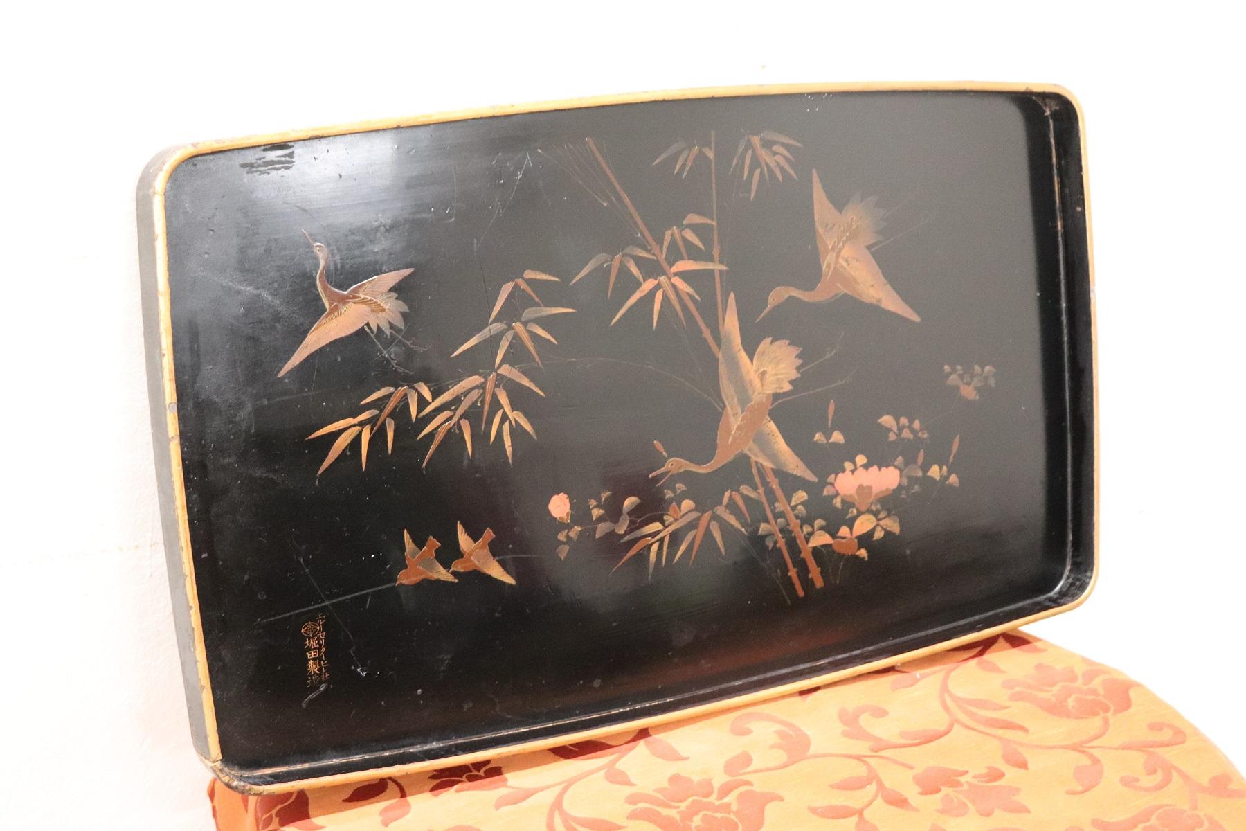 Early 20th century beautiful lacquered and painted wood tray with chinoiserie decoration. Made of lacquered wood in black colour and hand painted with delicious herons. Used conditions, some signs of wear in the lacquer.