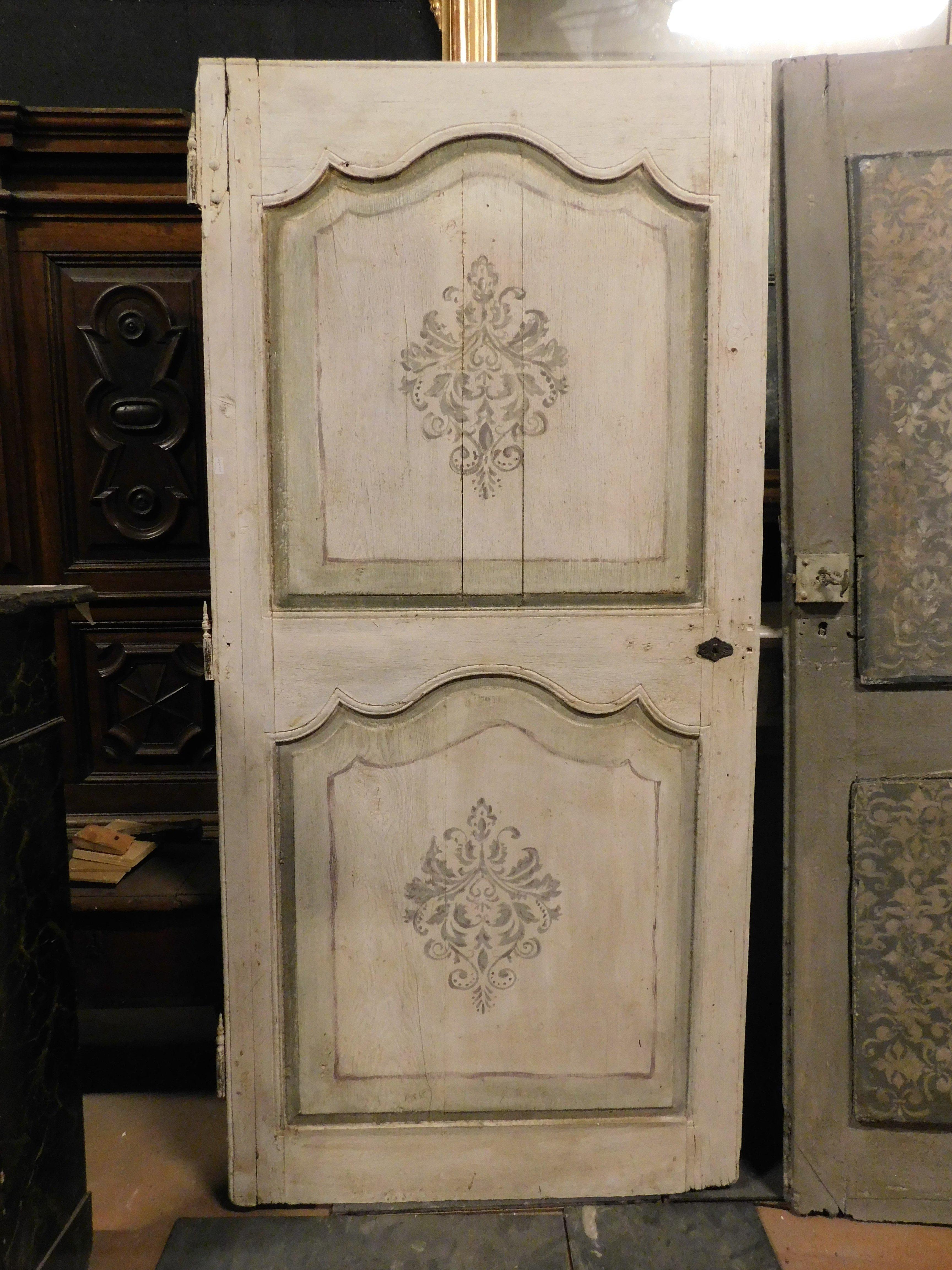 Porta antica in legno laccato e dipinto con forme geometriche barocche, un'anta con pannelli dipinti e senza cornice, pannelli ondulati, della fine del XIX secolo. Retro laccato e verniciato. Tira l'apertura a sinistra. Dimensioni massime cm L 90 x