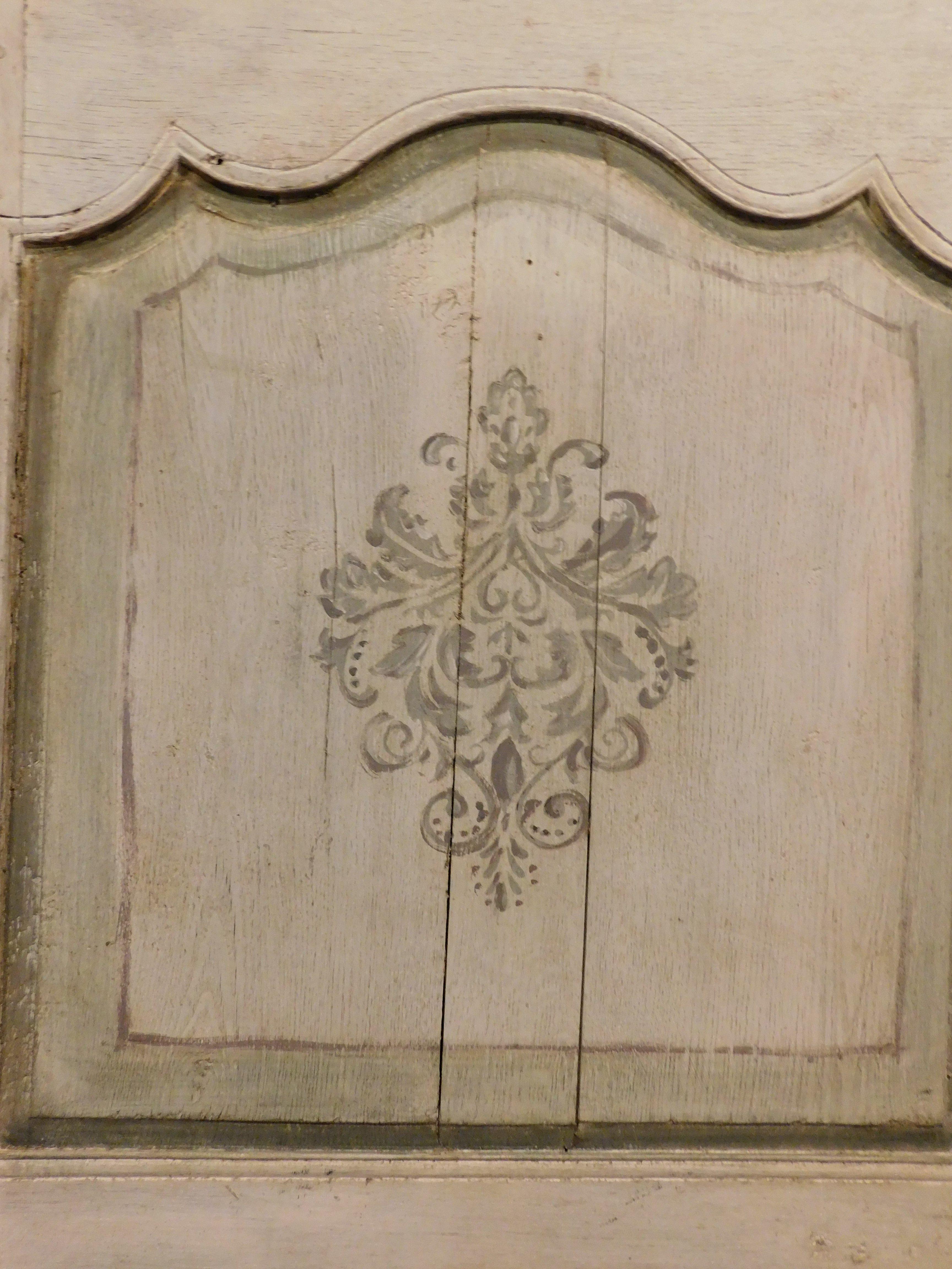 Porta in legno laccato e dipinto con forme geometriche barocche, Italia In condizioni buone in vendita a Cuneo, Italy (CN)