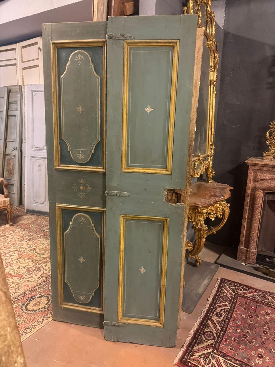 Antique double door in lacquered wood with a green background and painted in carved panels, painted with a central flower. Original from the 18th century, from Rome (Italy).
Double-sided: back also lacquered and painted. Push opening without frame.