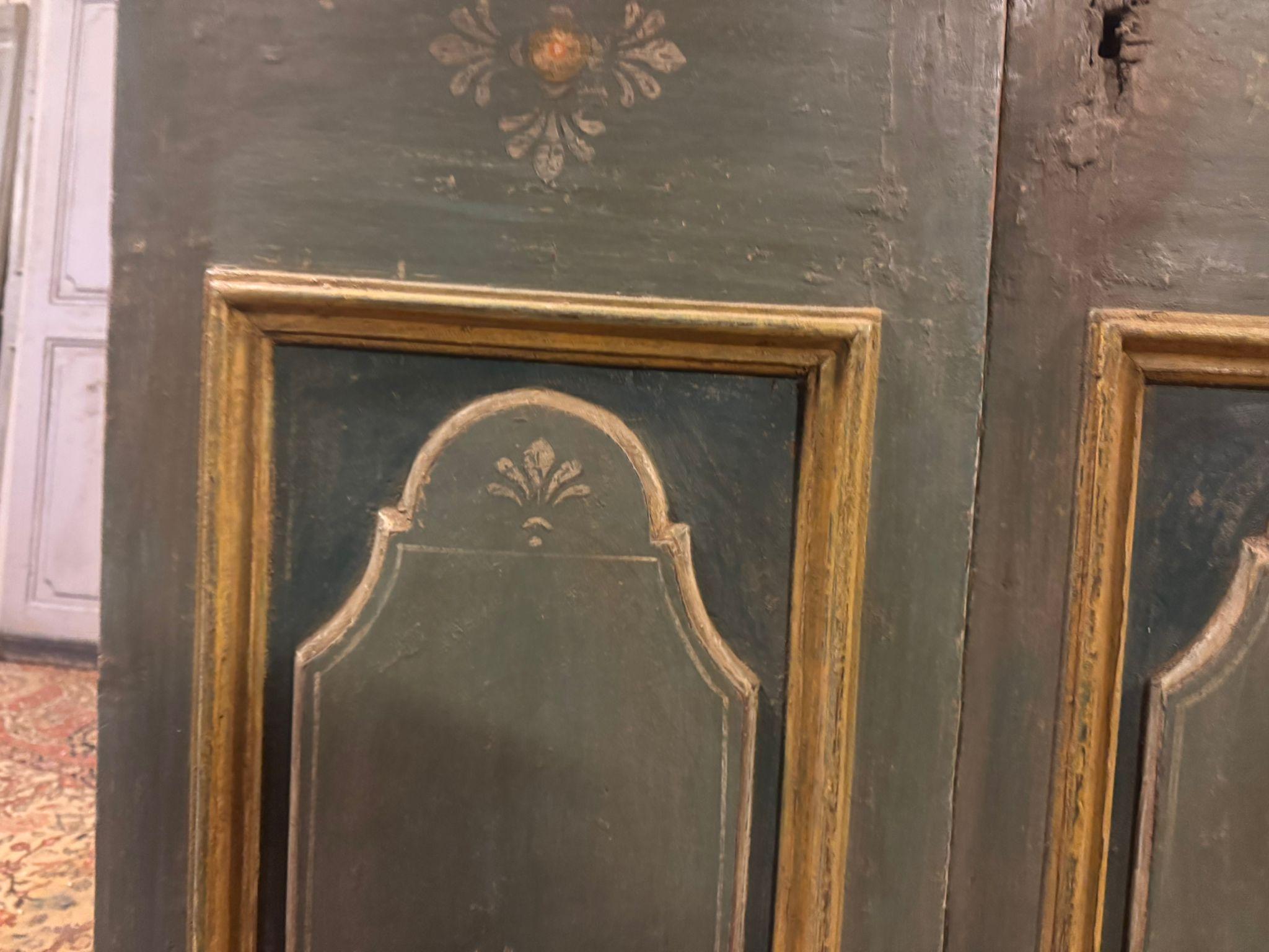 italien Porte à deux battants en bois laqué et peint, Italie en vente