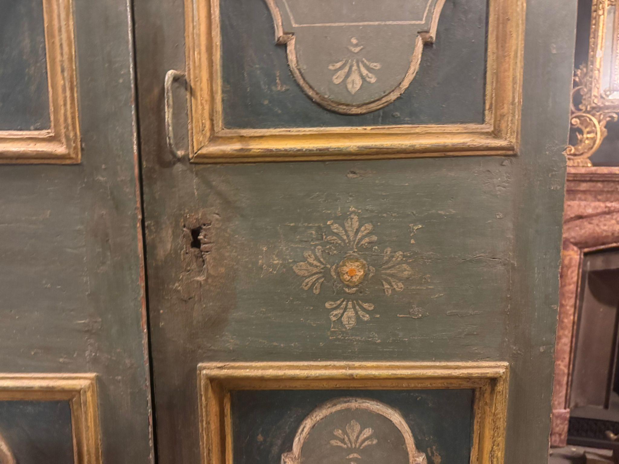 Peint à la main Porte à deux battants en bois laqué et peint, Italie en vente